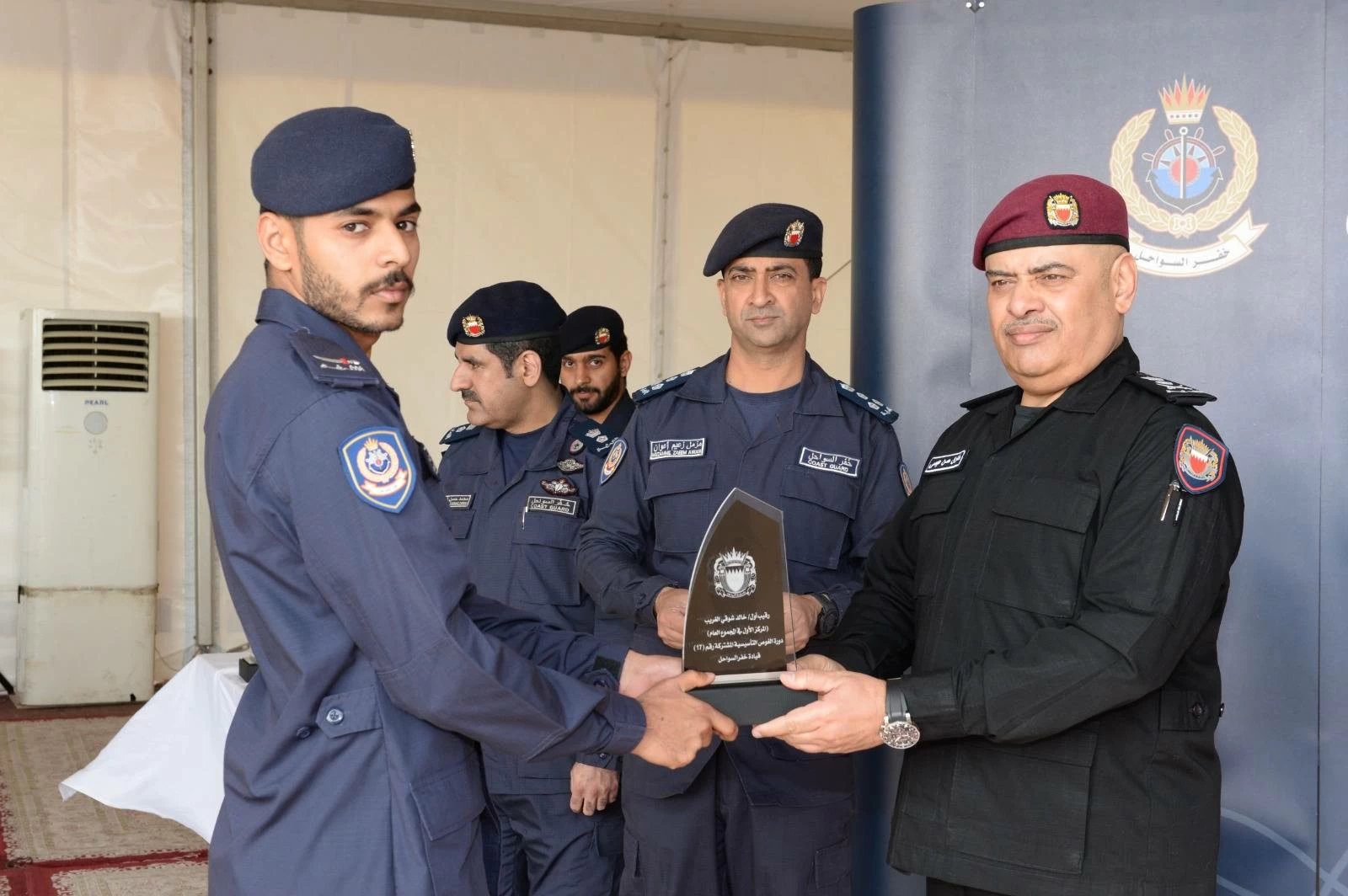 رئيس الشرطة يشهد تخريج المشاركين في الدورات البحرية المتخصصة بقيادة خفر السواحل