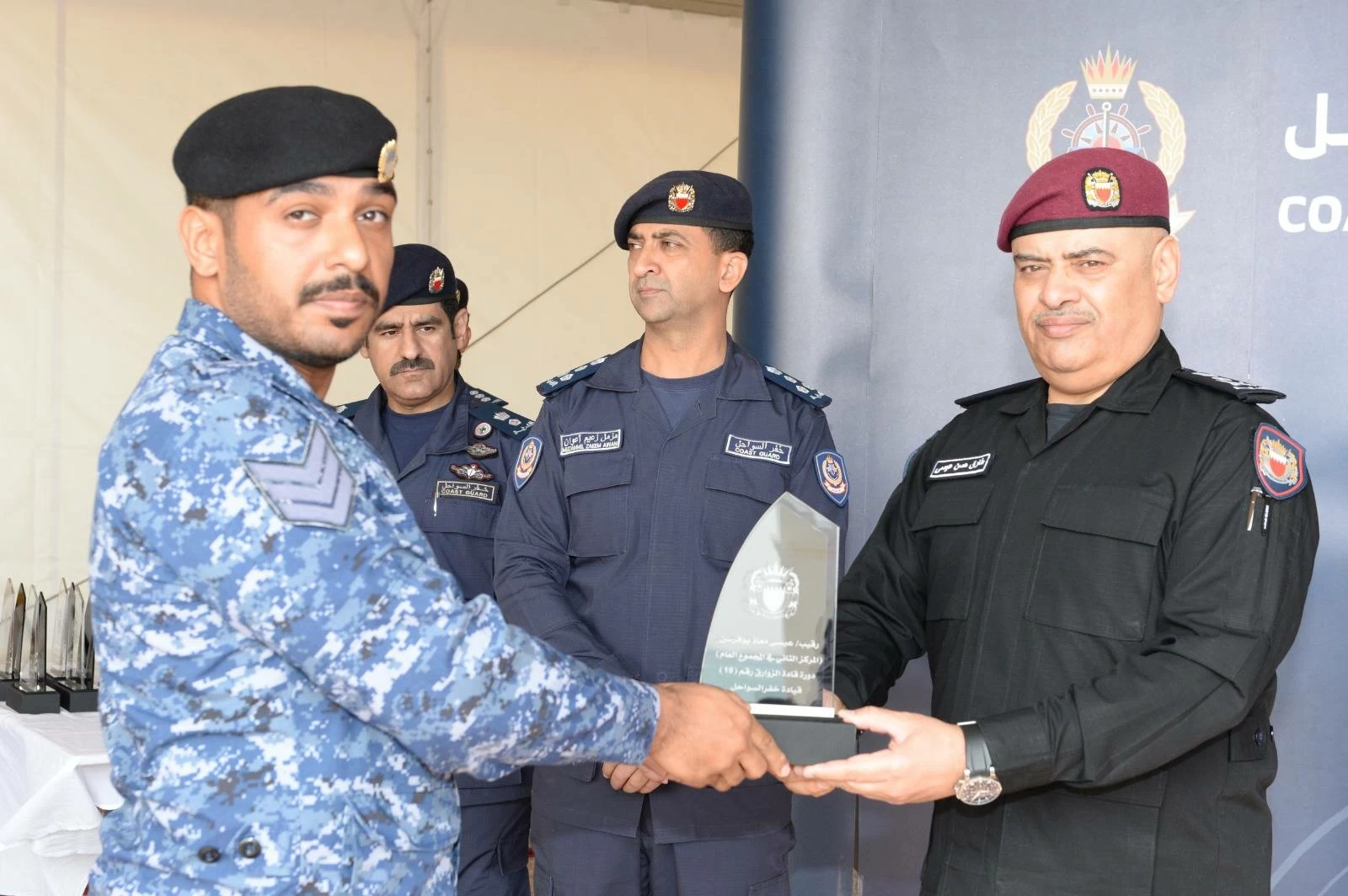 رئيس الشرطة يشهد تخريج المشاركين في الدورات البحرية المتخصصة بقيادة خفر السواحل