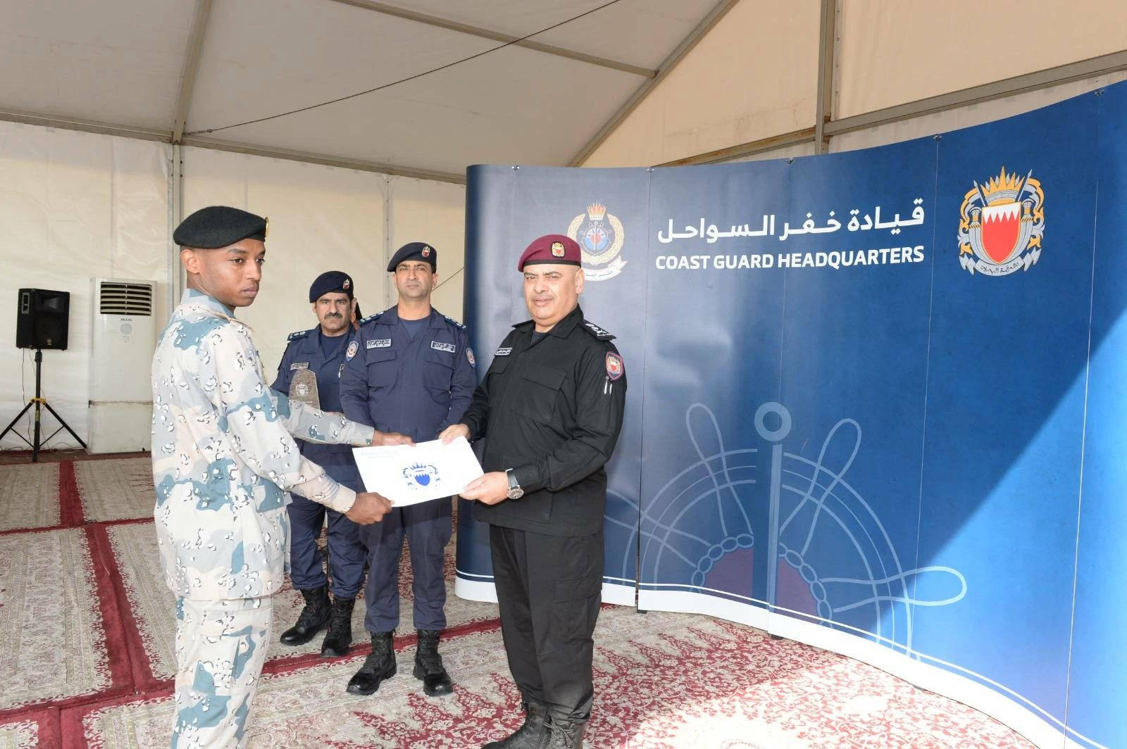 رئيس الشرطة يشهد تخريج المشاركين في الدورات البحرية المتخصصة بقيادة خفر السواحل