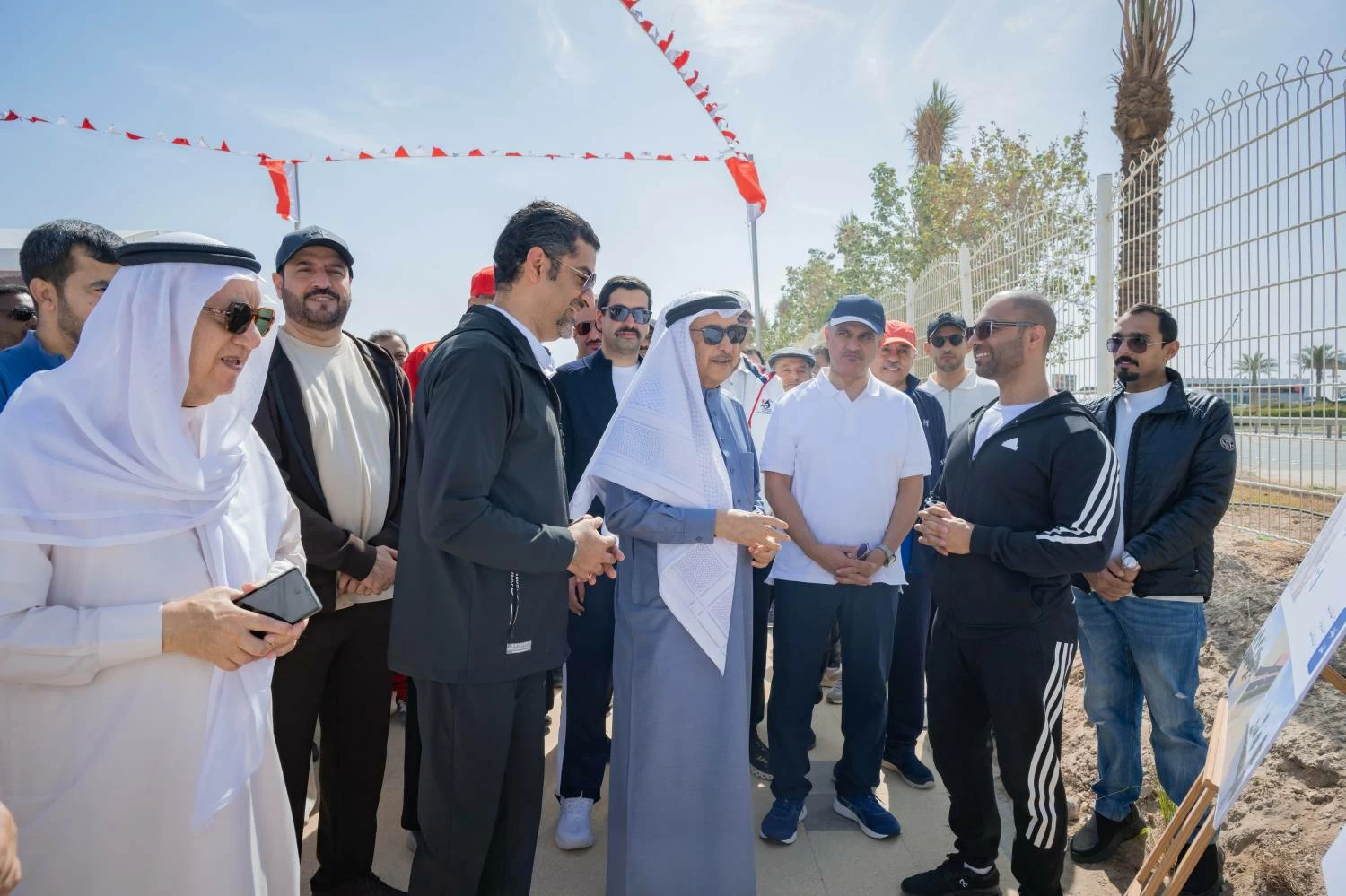 خالد بن عبد الله يفتتح المرحلة الأولى من ممشى سافرة احتفاءً باليوم الرياضي