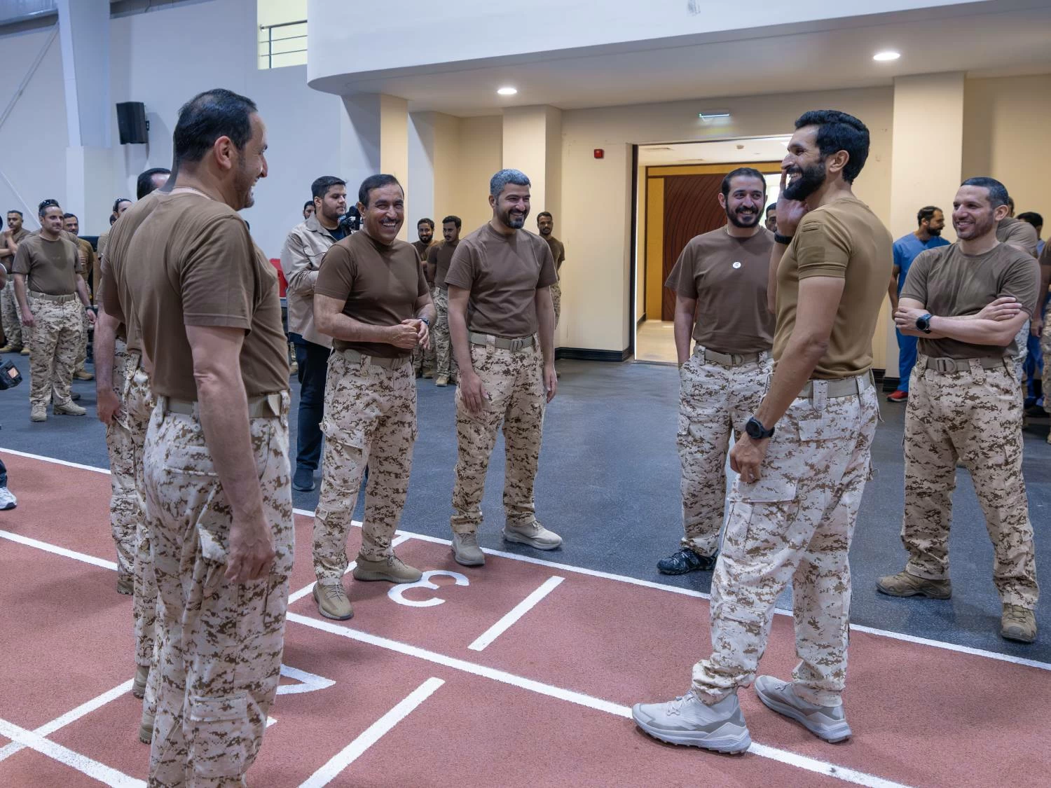 ناصر بن حمد يفتتح مضمار الروضة بالحرس الملكي