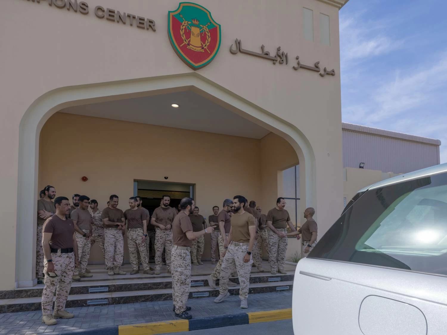 ناصر بن حمد يفتتح مضمار الروضة بالحرس الملكي