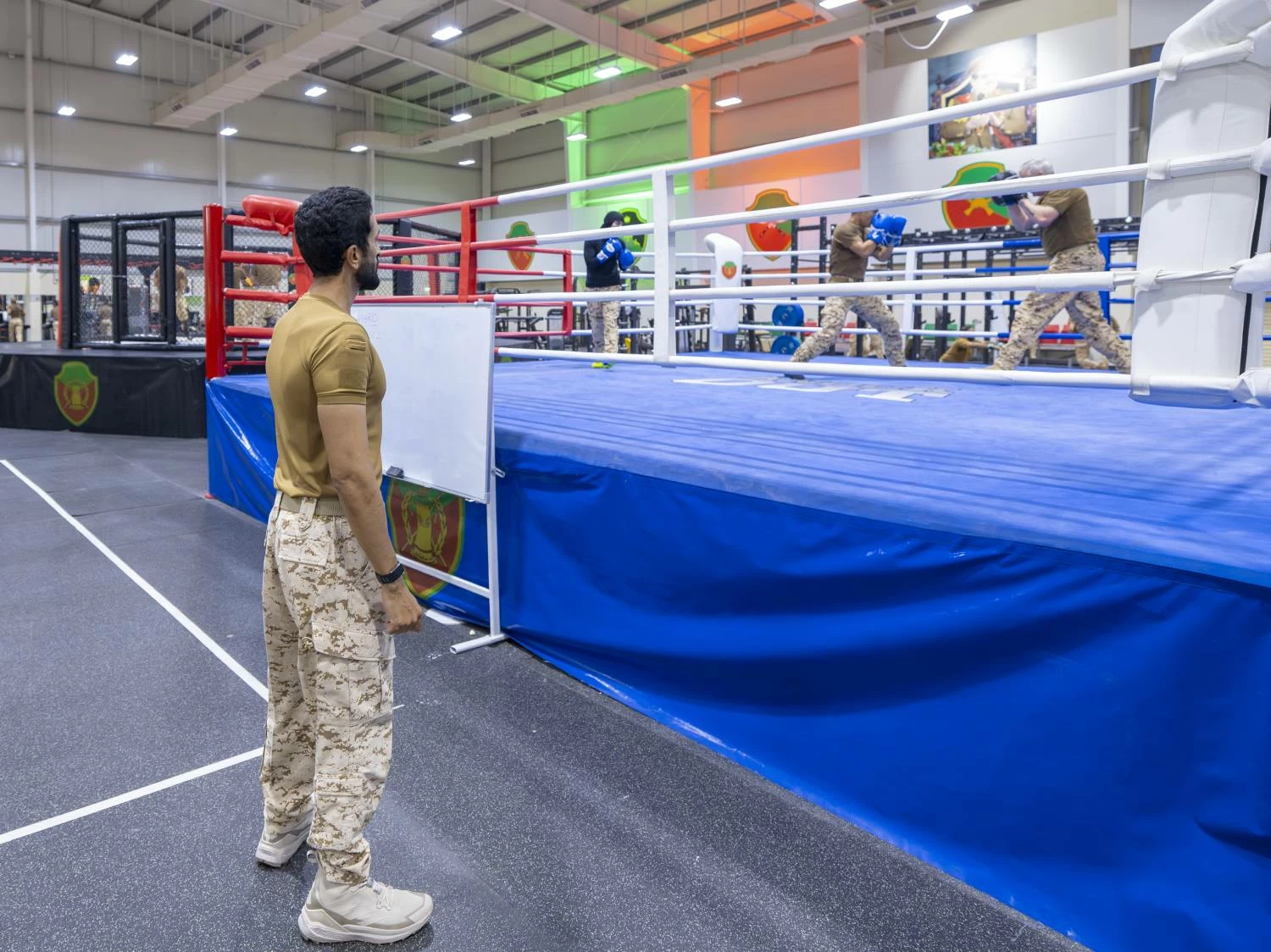 ناصر بن حمد يفتتح مضمار الروضة بالحرس الملكي