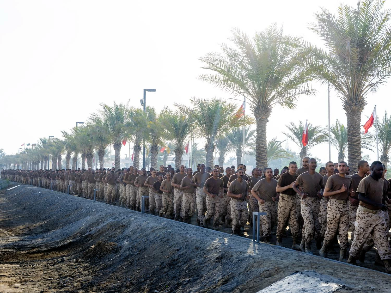 ناصر بن حمد يفتتح مضمار الروضة بالحرس الملكي