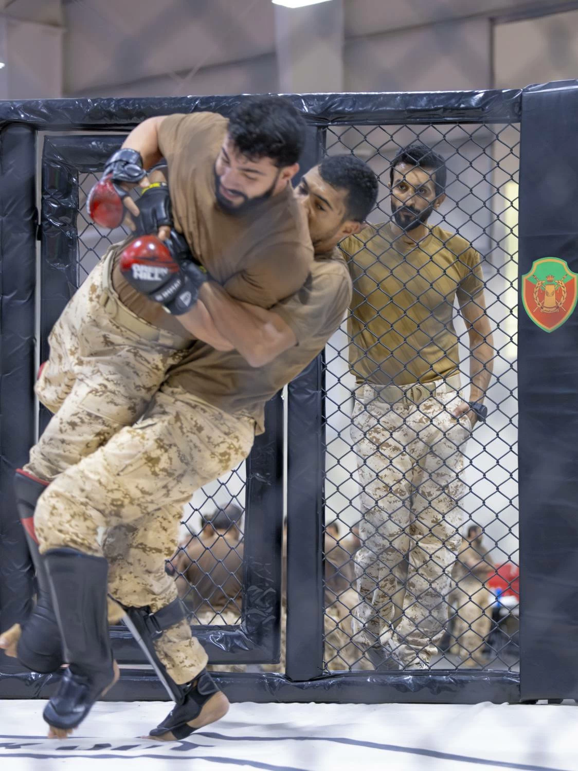 ناصر بن حمد يفتتح مضمار الروضة بالحرس الملكي