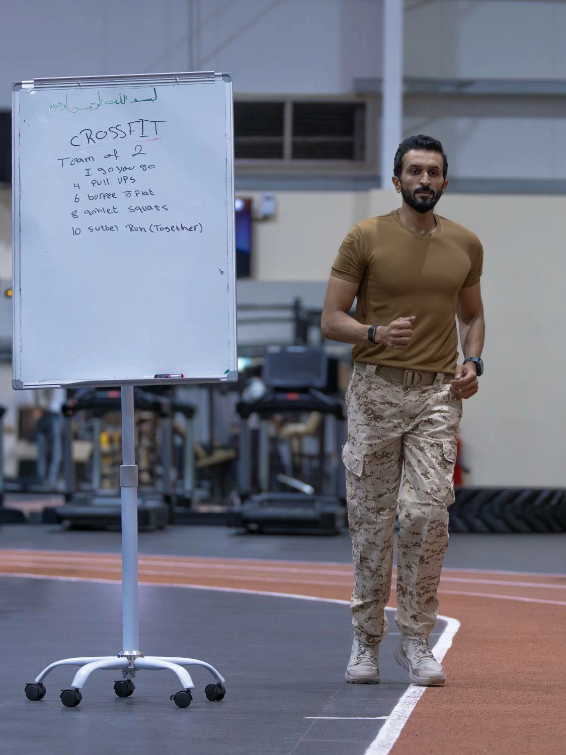 ناصر بن حمد يفتتح مضمار الروضة بالحرس الملكي