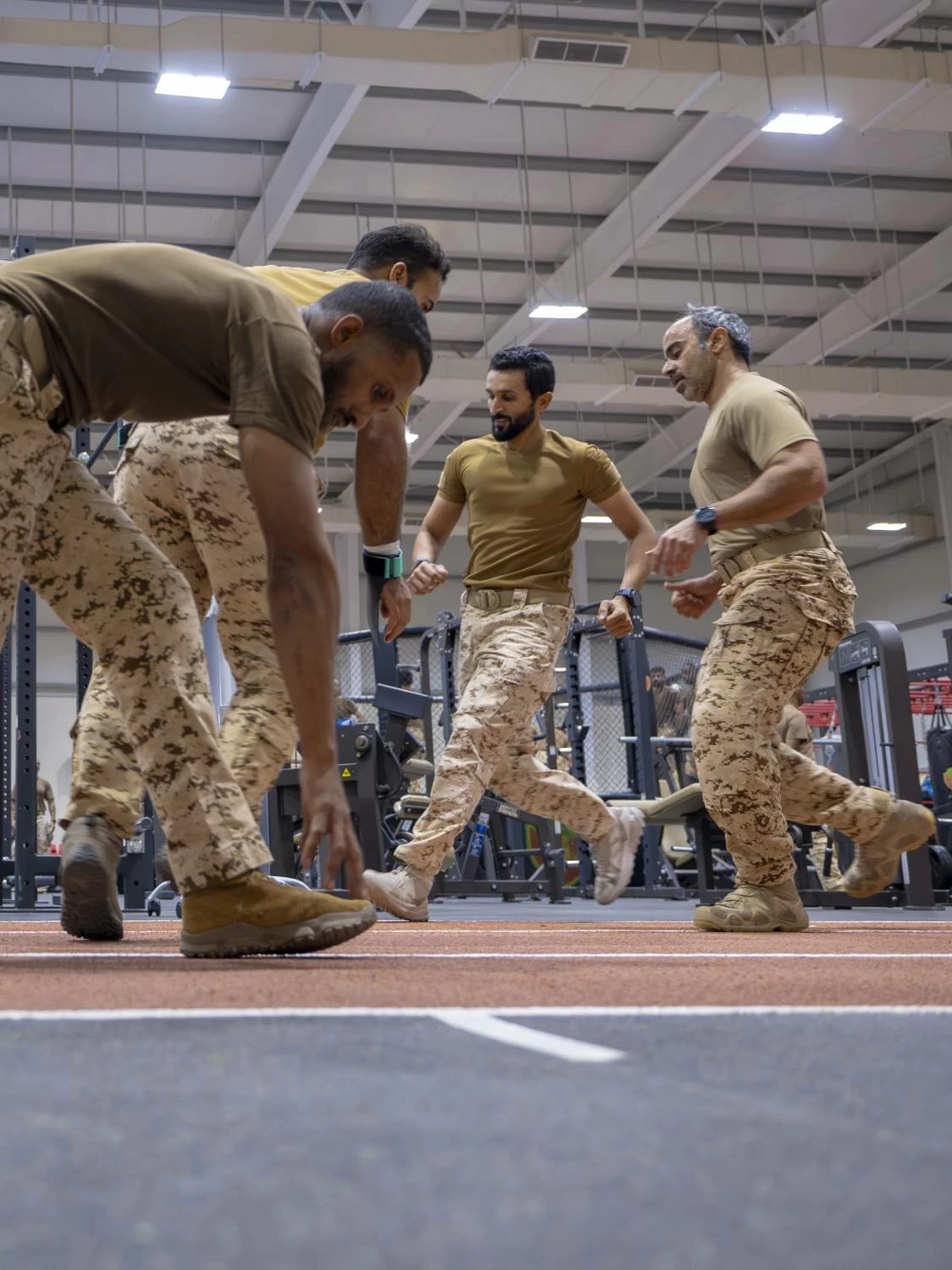 ناصر بن حمد يفتتح مضمار الروضة بالحرس الملكي