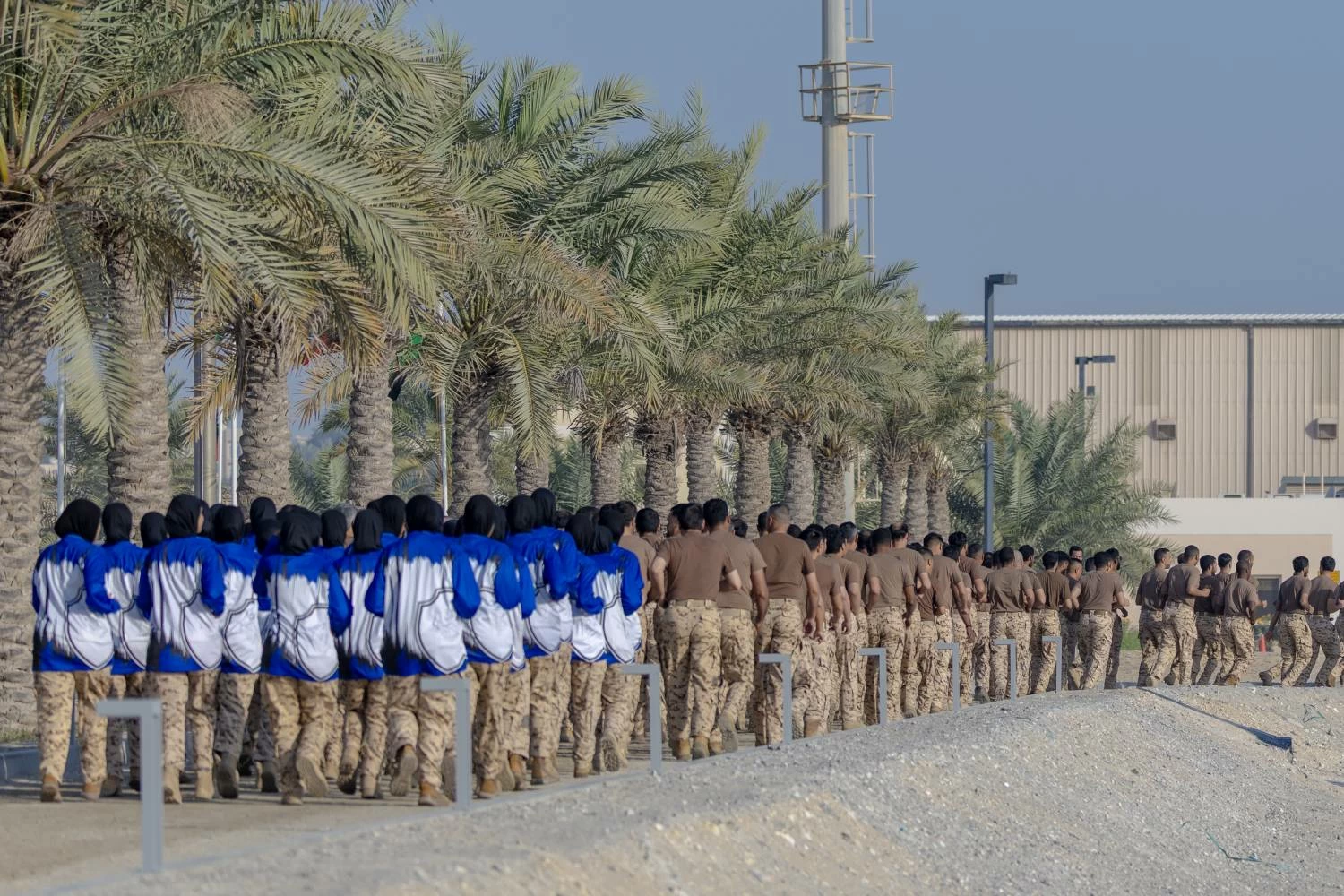 ناصر بن حمد يفتتح مضمار الروضة بالحرس الملكي
