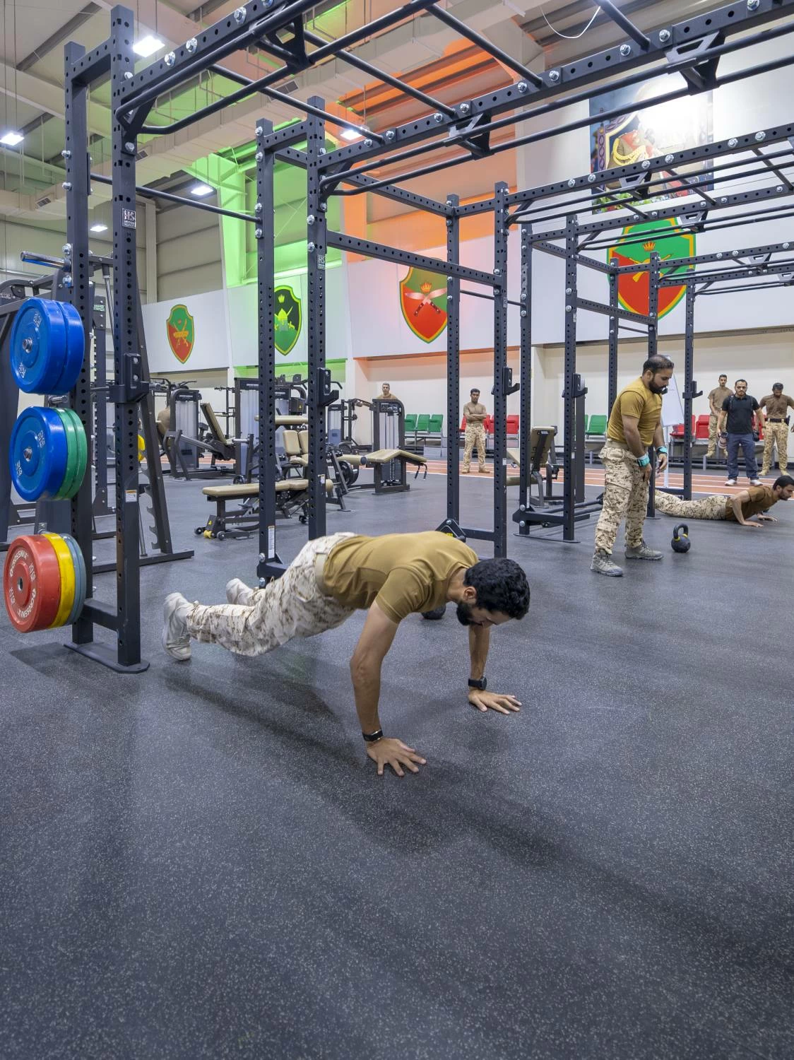 ناصر بن حمد يفتتح مضمار الروضة بالحرس الملكي