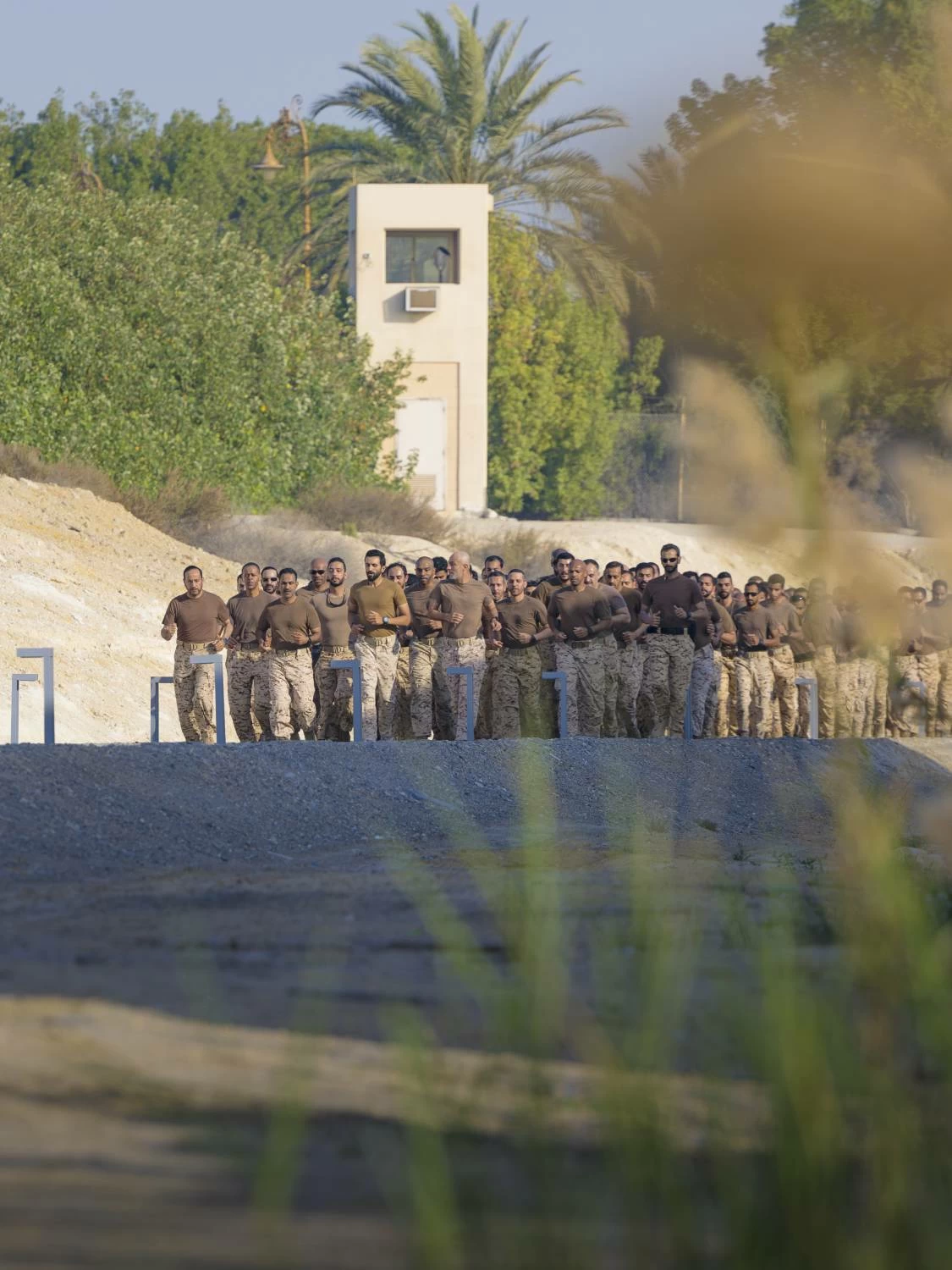 ناصر بن حمد يفتتح مضمار الروضة بالحرس الملكي