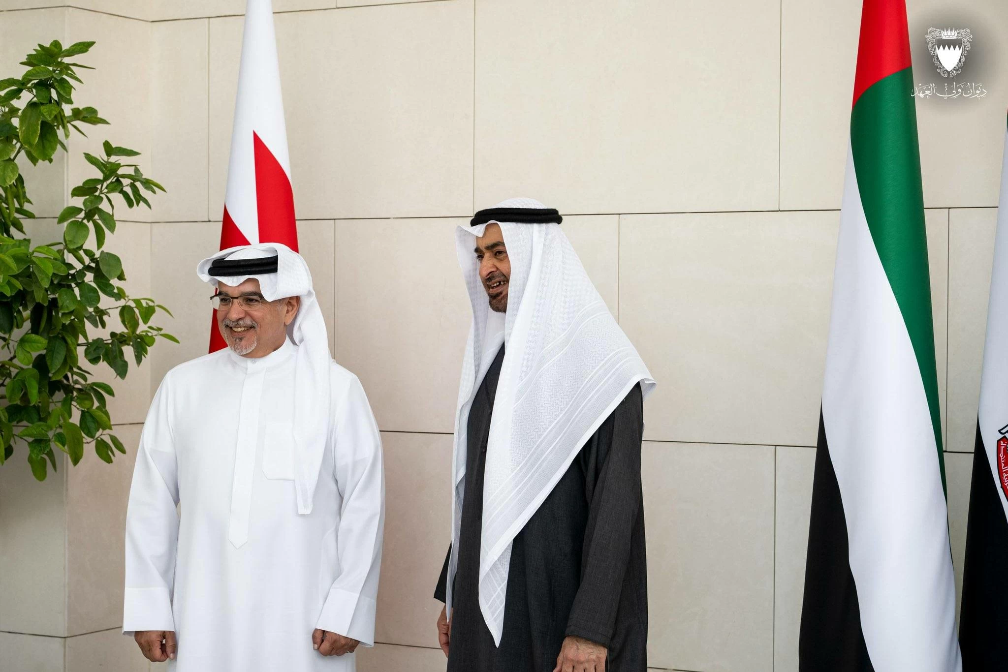 ولي العهد رئيس مجلس الوزراء يلتقي رئيس دولة الإمارات