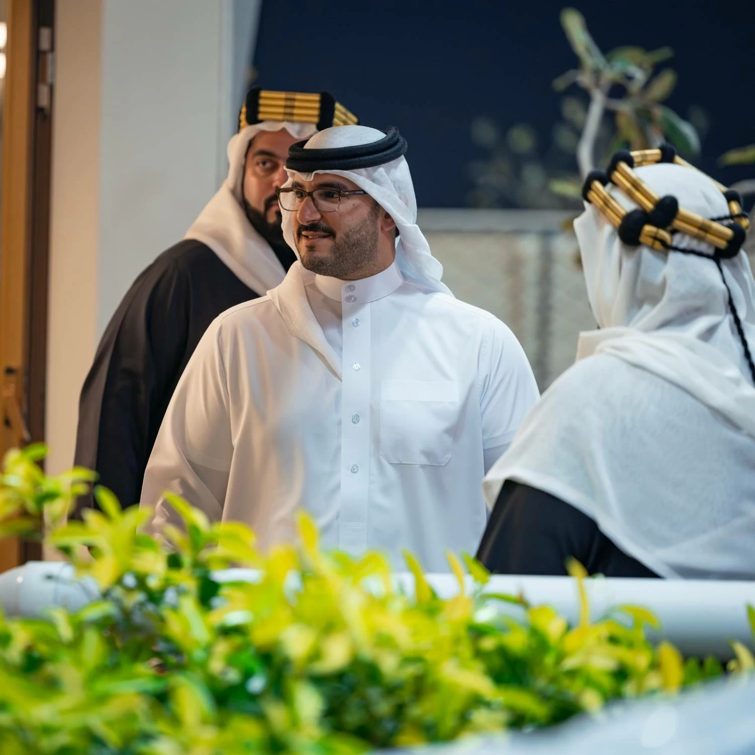 عيسى بن سلمان يشهد منافسات السباق التاسع عشر للخيل