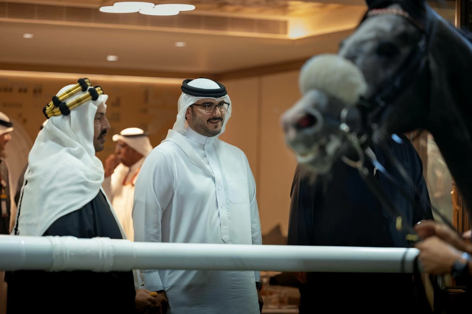 عيسى بن سلمان يشهد منافسات السباق التاسع عشر للخيل