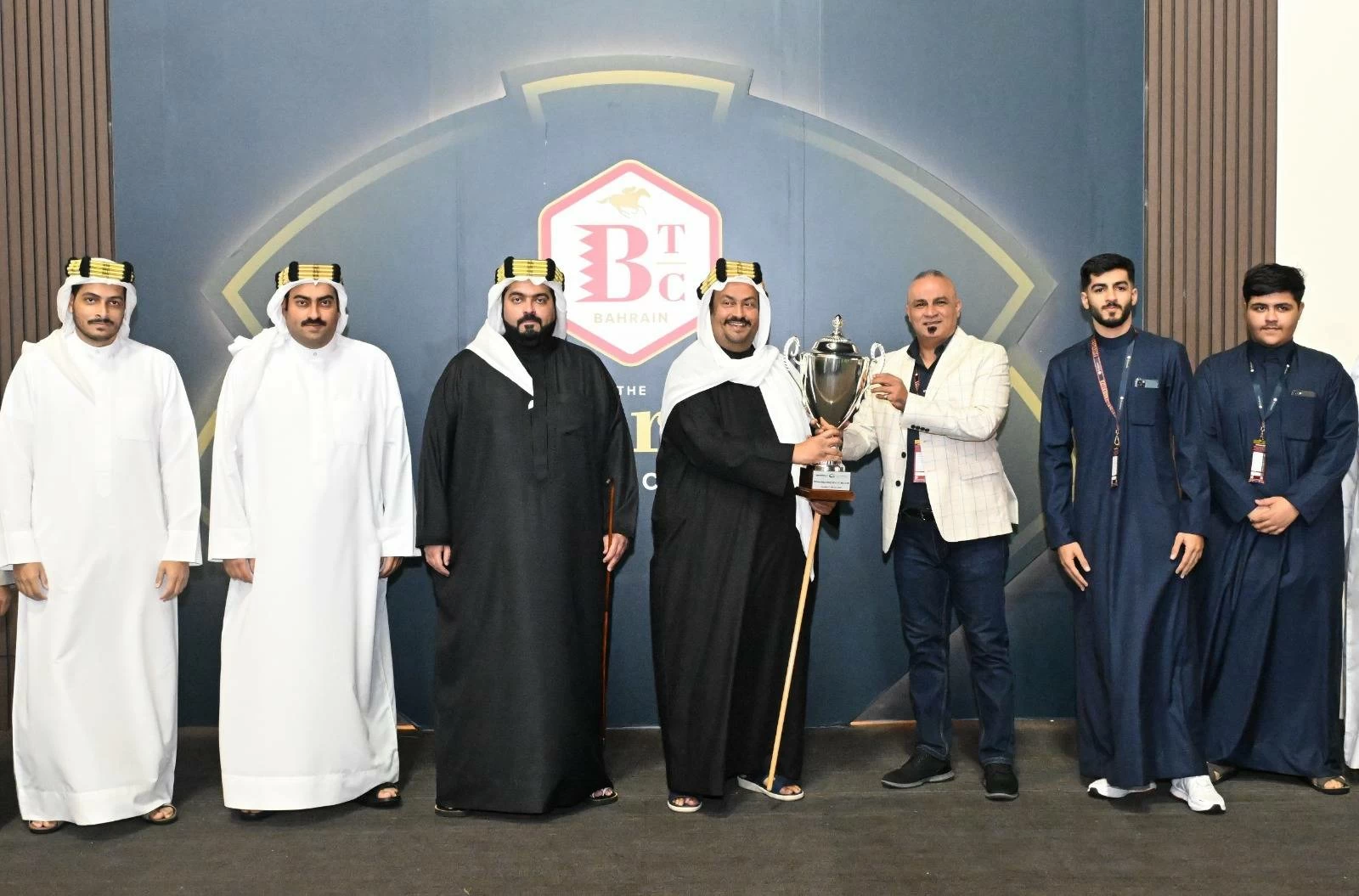 عيسى بن سلمان يشهد منافسات السباق التاسع عشر للخيل