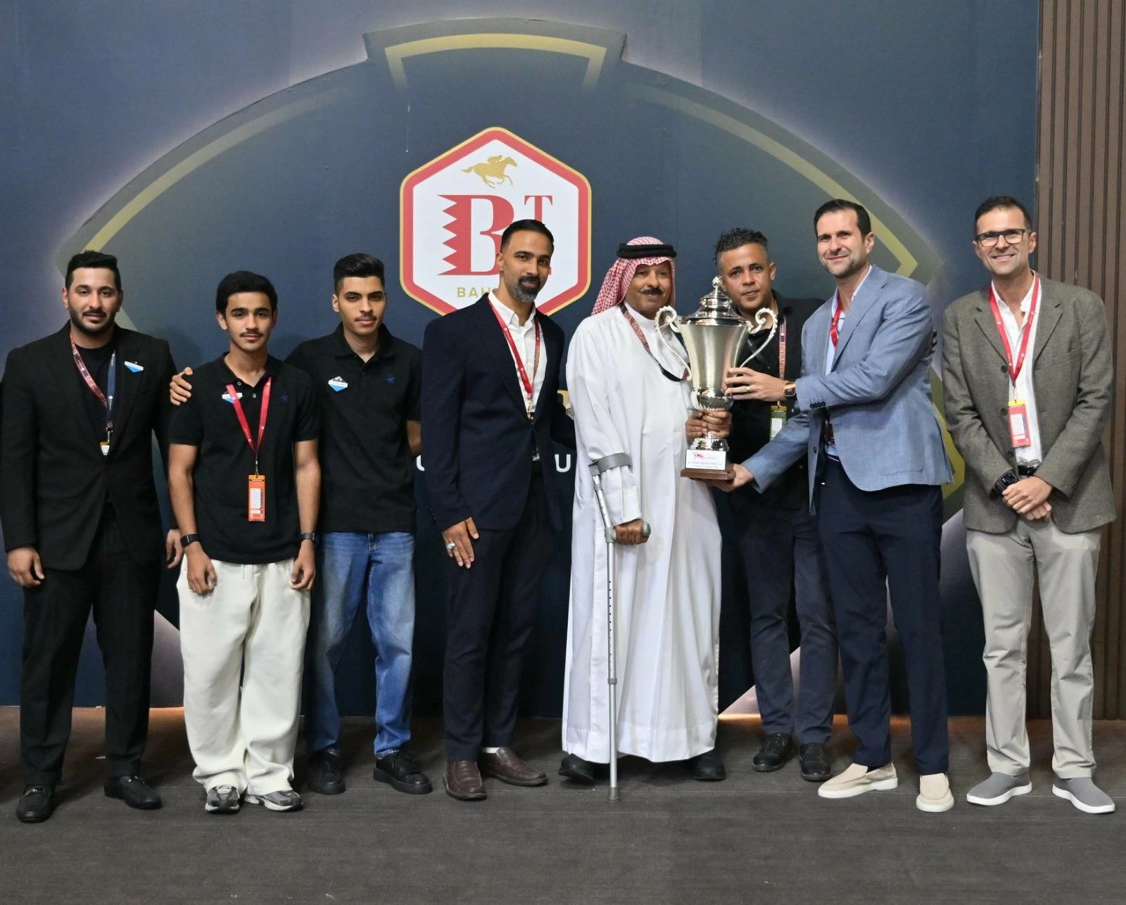 عيسى بن سلمان يشهد منافسات السباق التاسع عشر للخيل