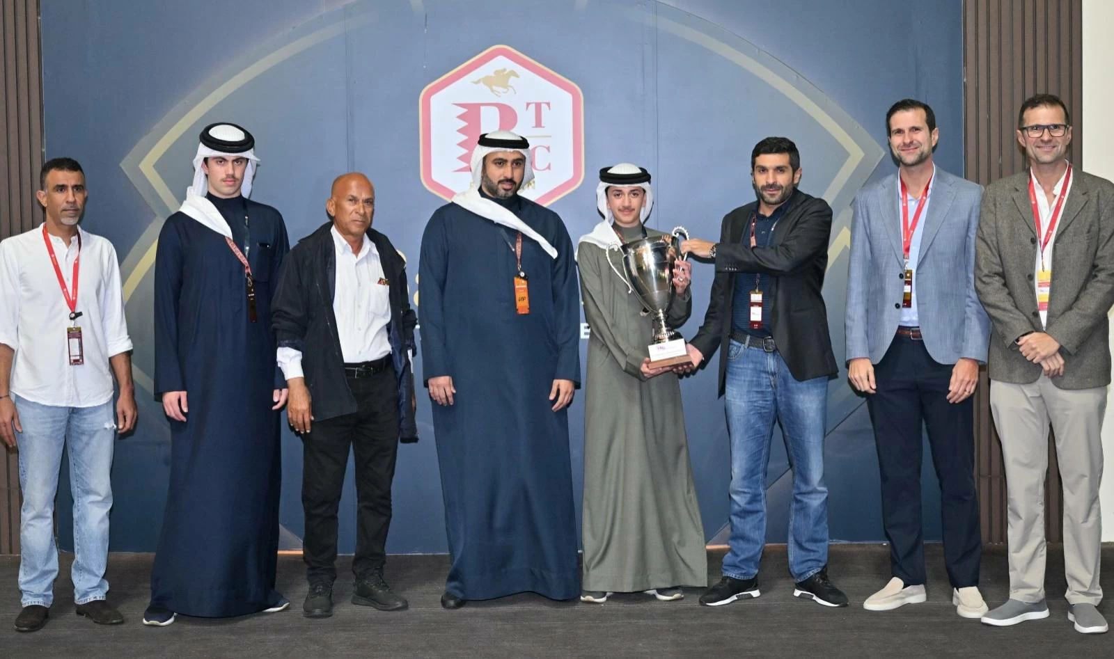 عيسى بن سلمان يشهد منافسات السباق التاسع عشر للخيل