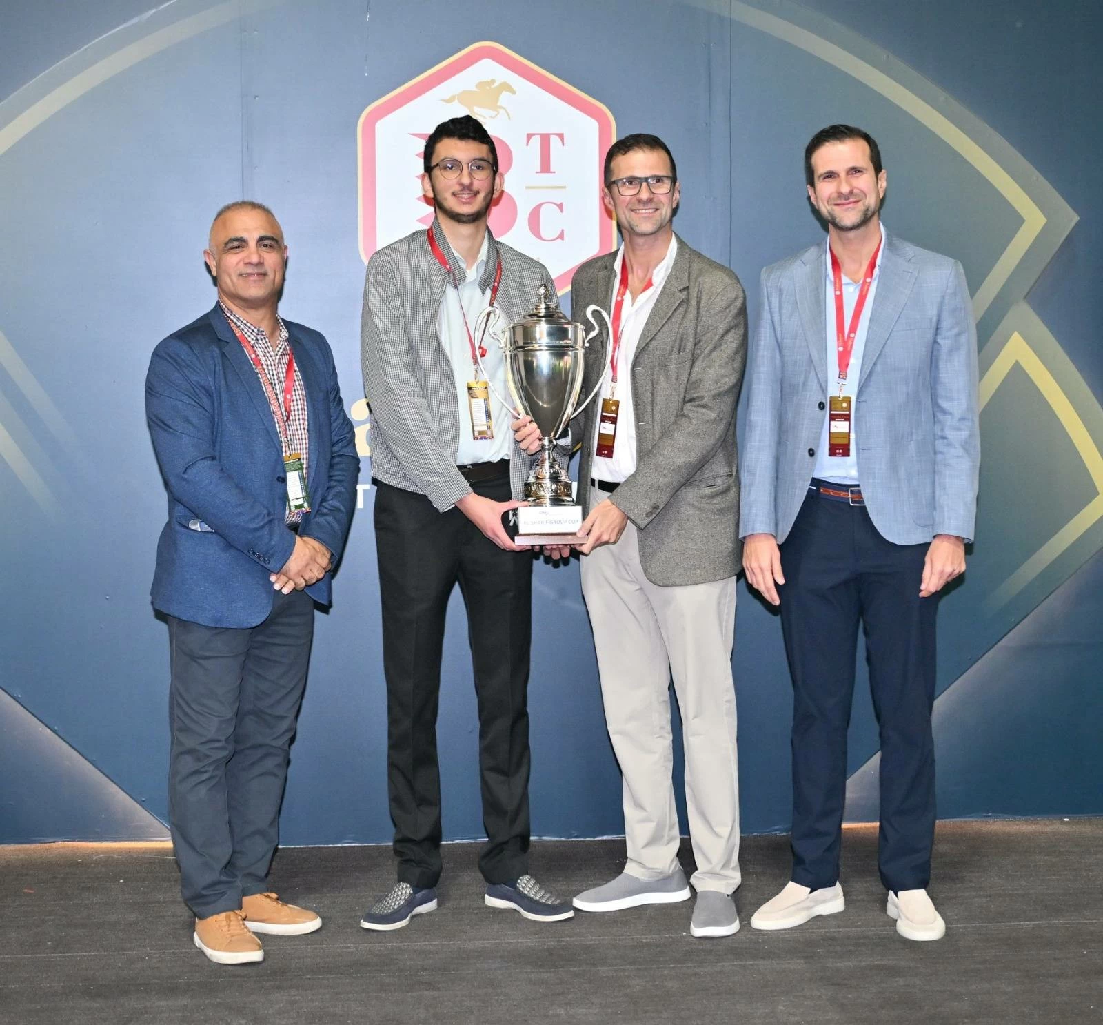 عيسى بن سلمان يشهد منافسات السباق التاسع عشر للخيل