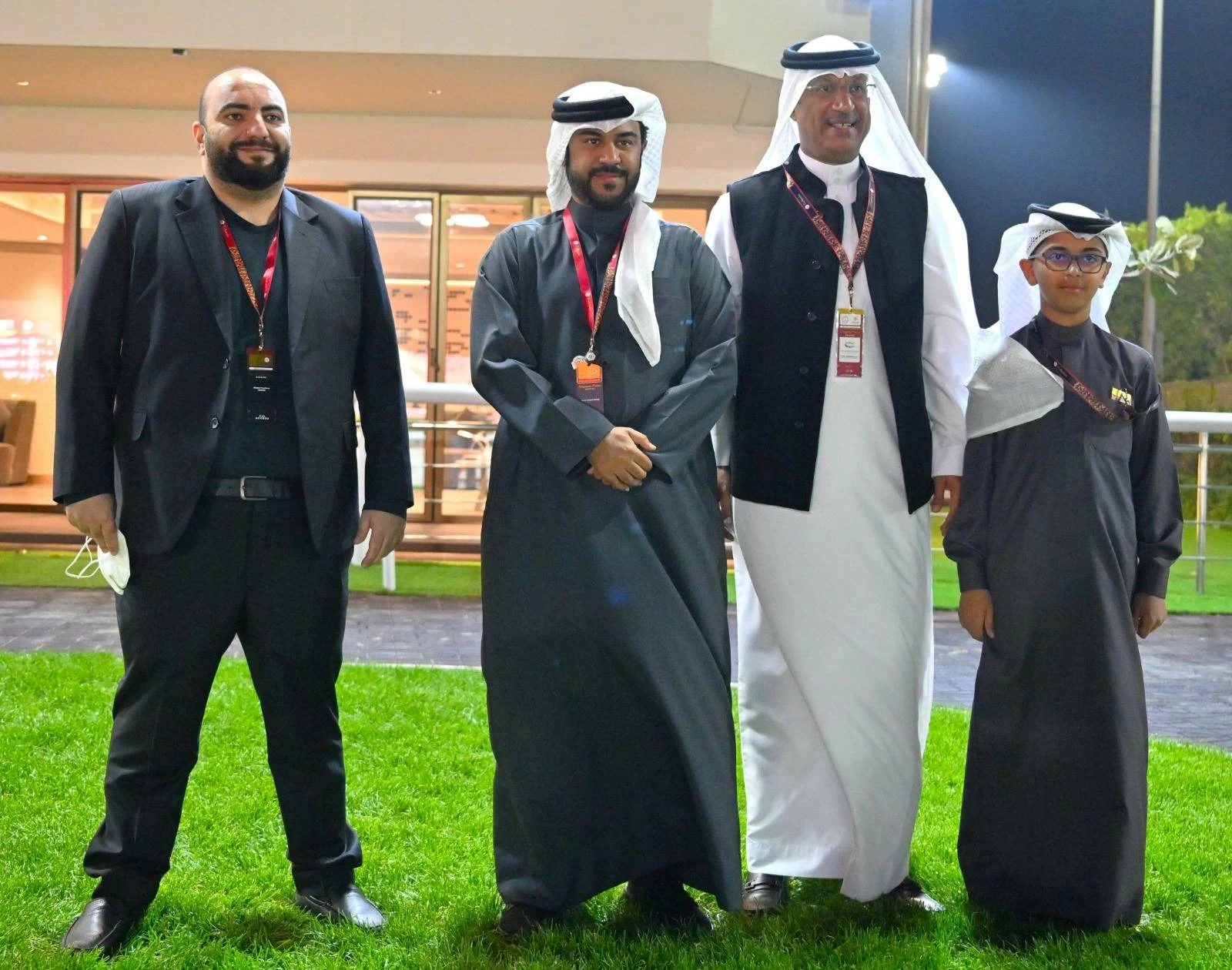 عيسى بن سلمان يشهد منافسات السباق التاسع عشر للخيل