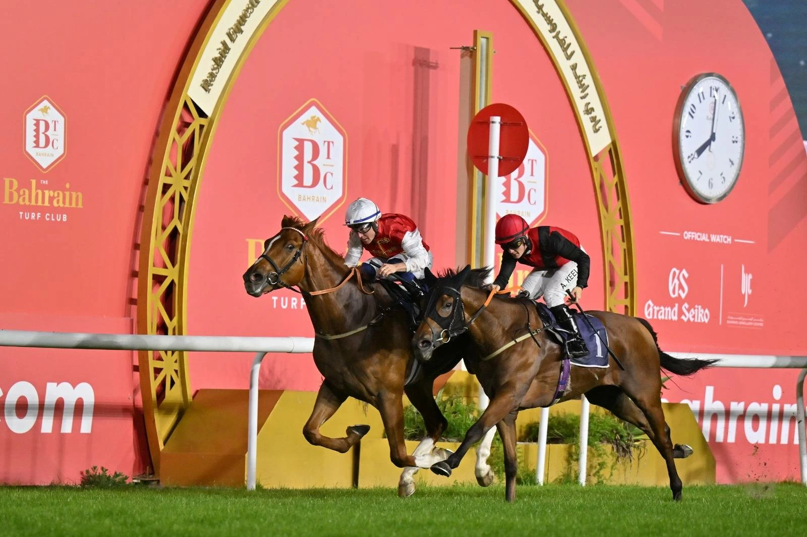 عيسى بن سلمان يشهد منافسات السباق التاسع عشر للخيل