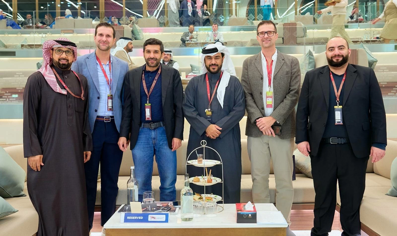 عيسى بن سلمان يشهد منافسات السباق التاسع عشر للخيل