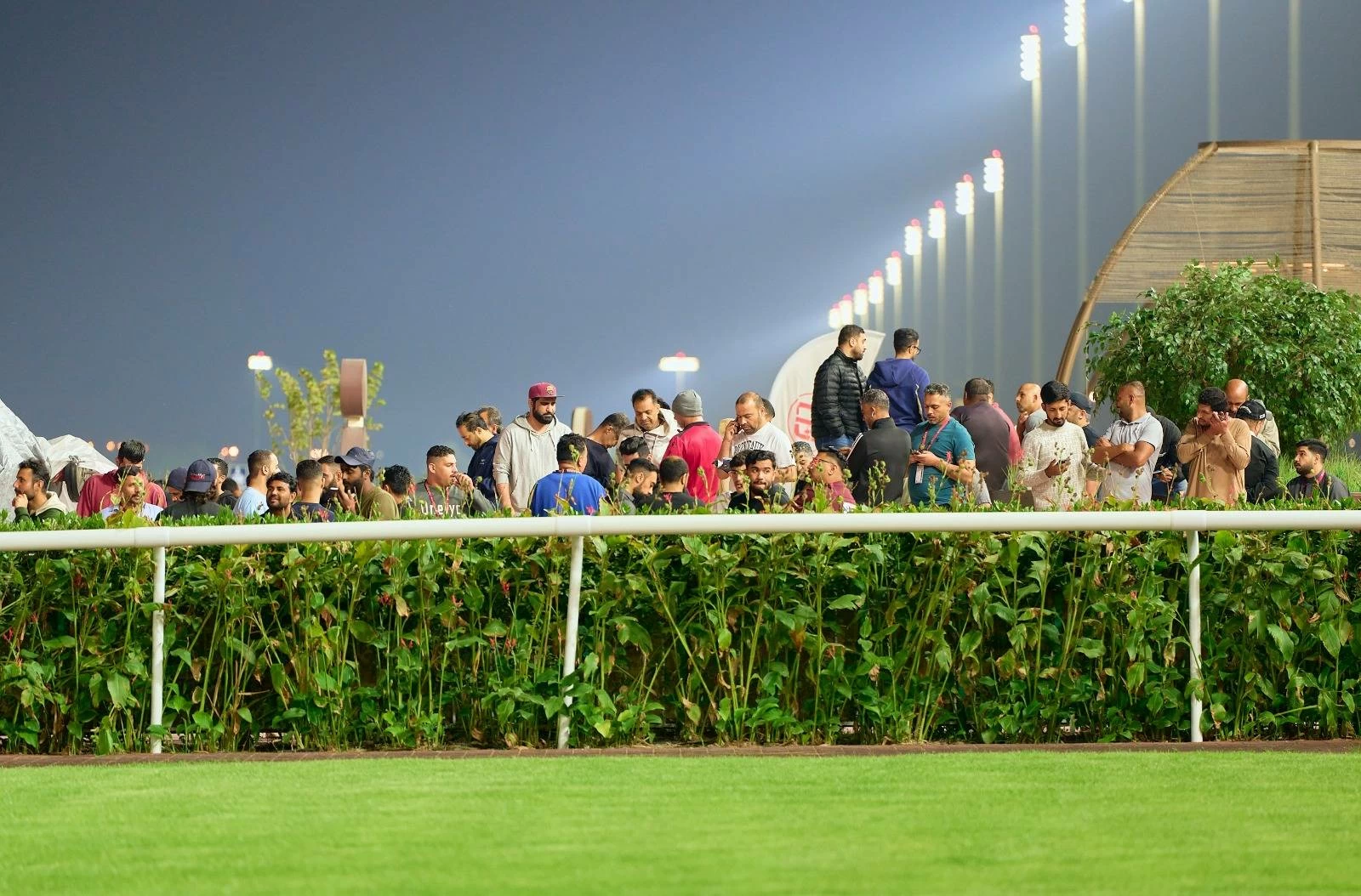 عيسى بن سلمان يشهد منافسات السباق التاسع عشر للخيل