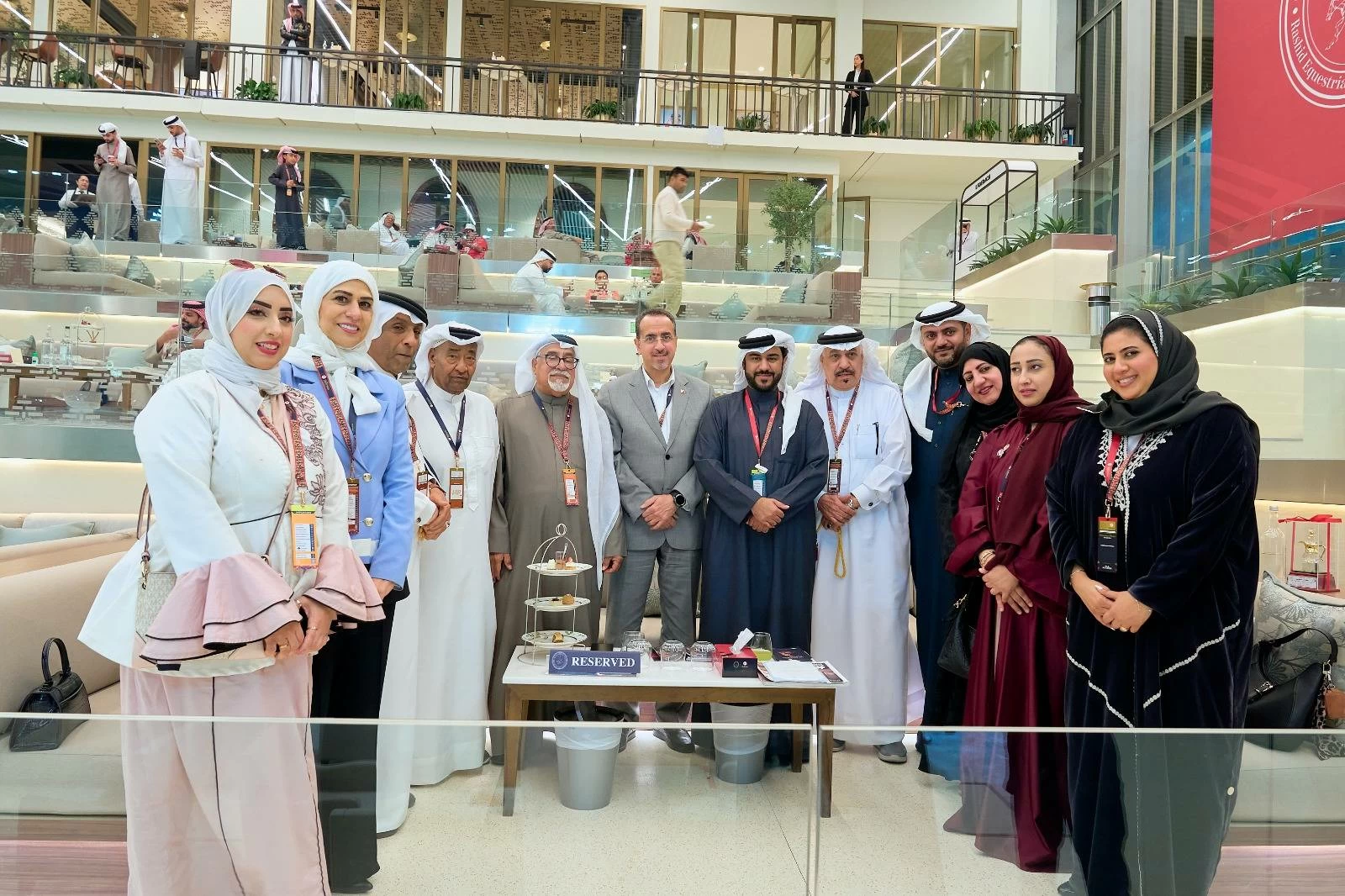 عيسى بن سلمان يشهد منافسات السباق التاسع عشر للخيل