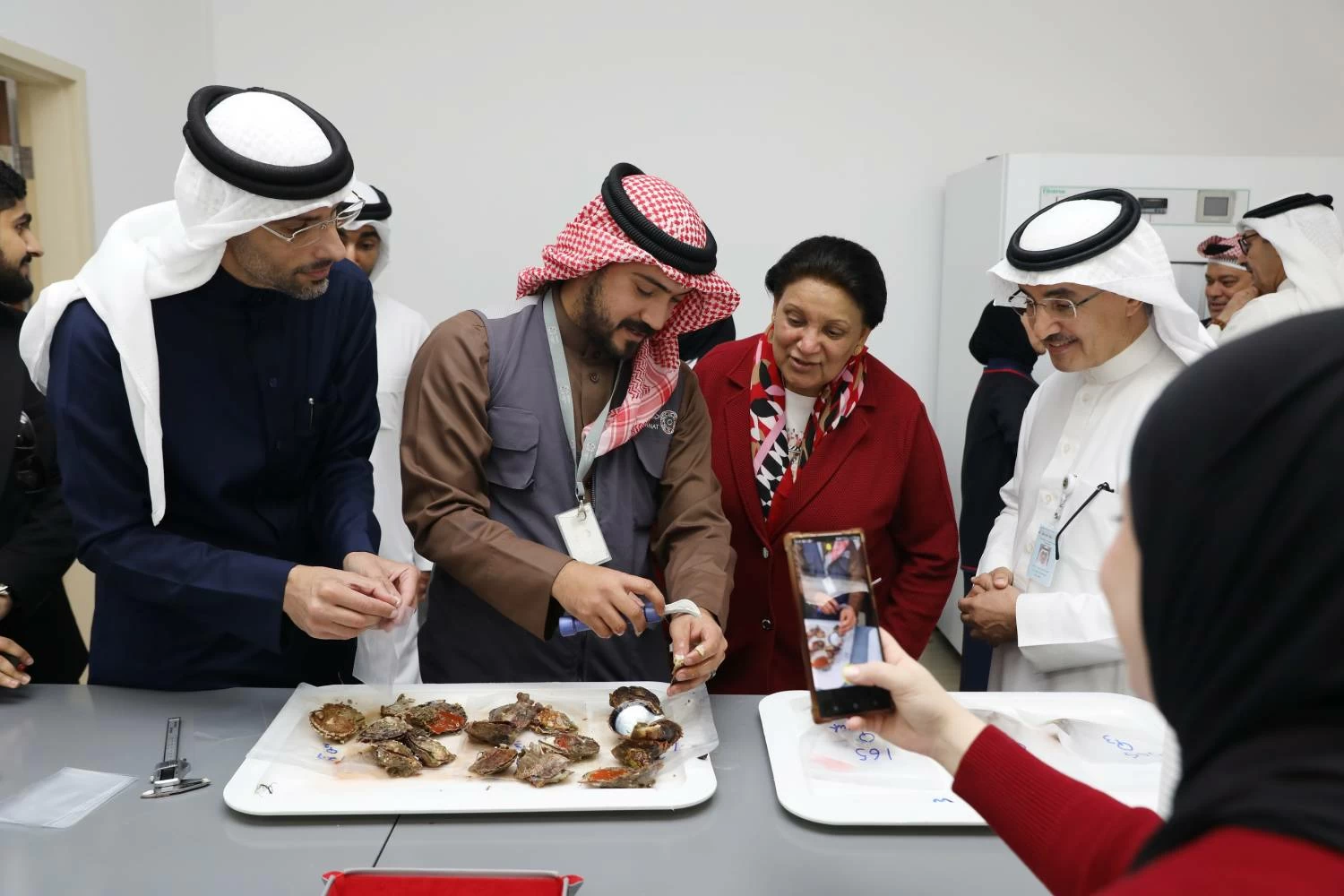 بدء عمليات فلق المحار  بجامعة الخليج العربي ضمن دراسة وطنية لتقييم أثر التغير المناخي على محار اللؤلؤ والأعشاب البحرية في البحرين