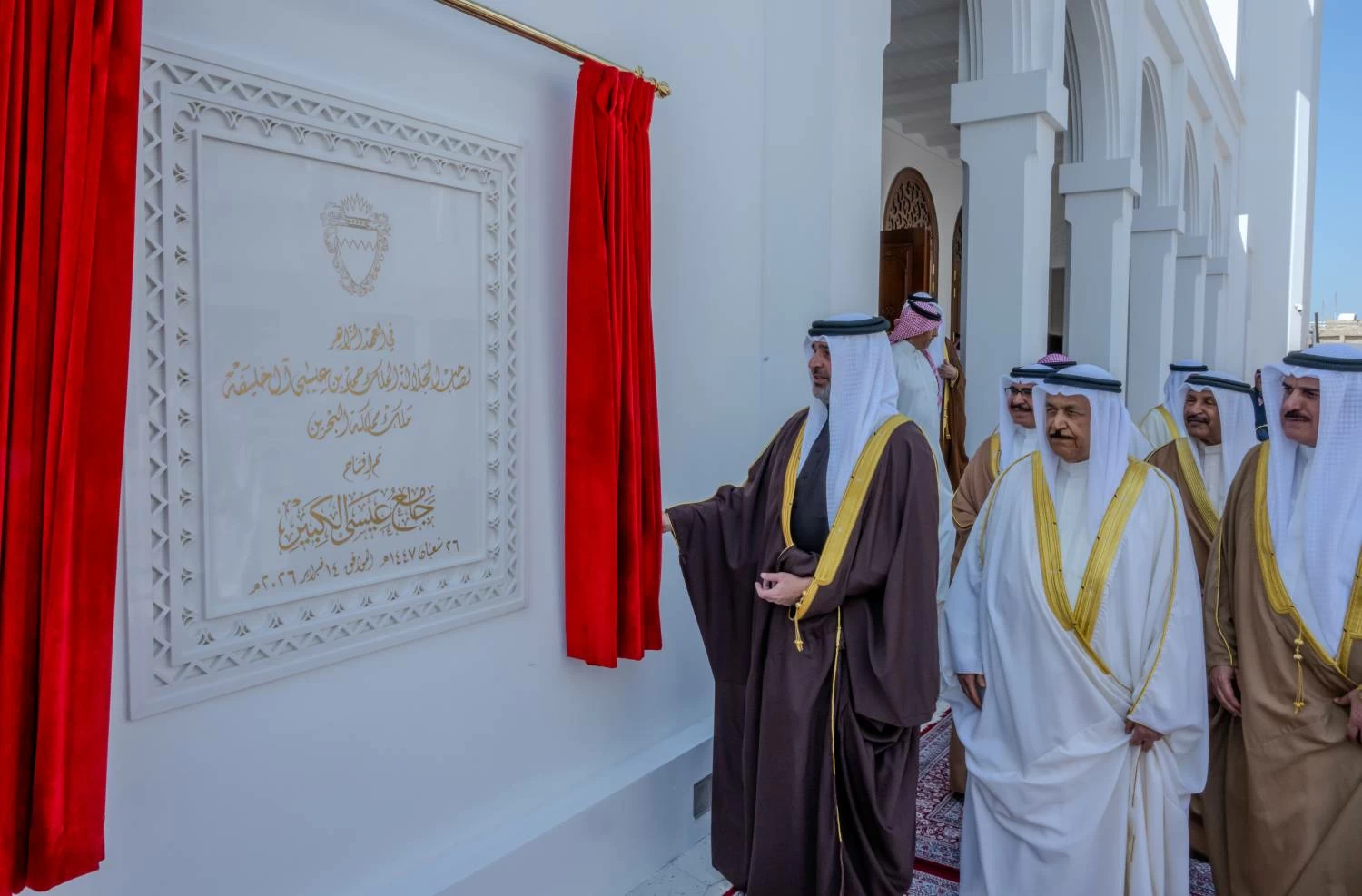 جلالة الملك ينيب عبدالله بن حمد لافتتاح جامع عيسى الكبير في مدينة المحرق