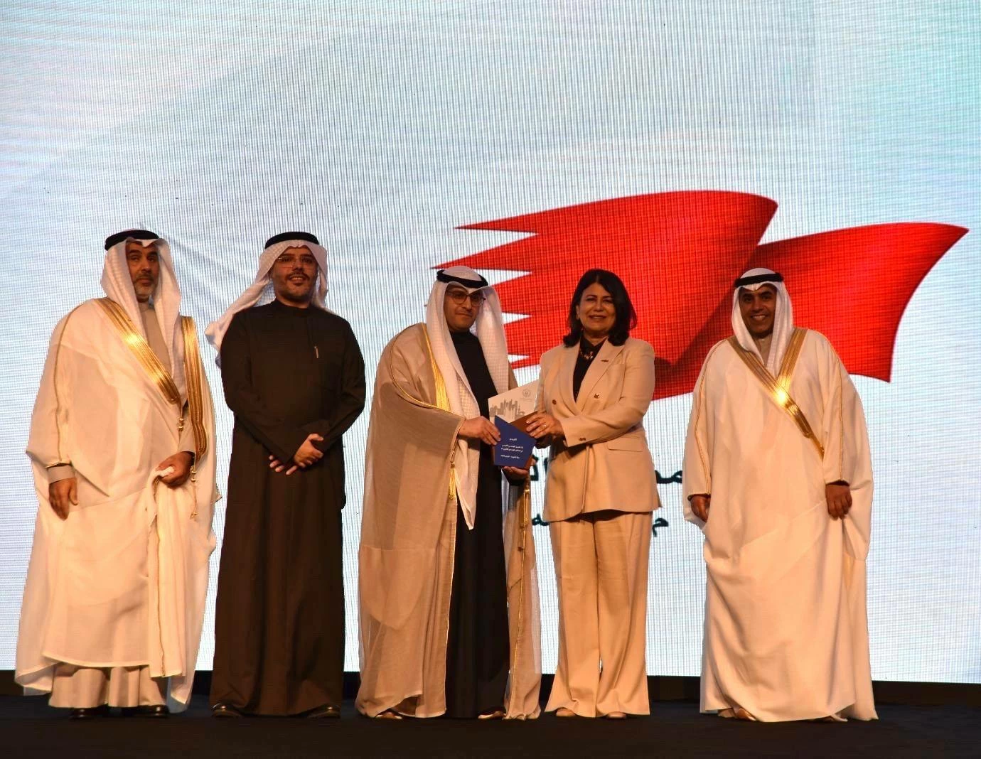 تكريم د. وفاء المنصوري ضمن رواد العمل الهندسي الخليجي