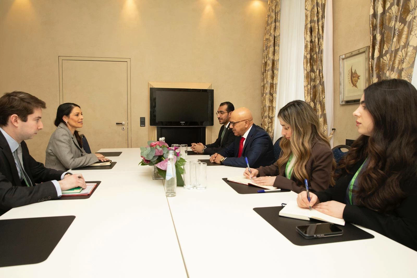 وزير الخارجية يلتقي مع وزيرة الخارجية في حكومة الظل البريطانية