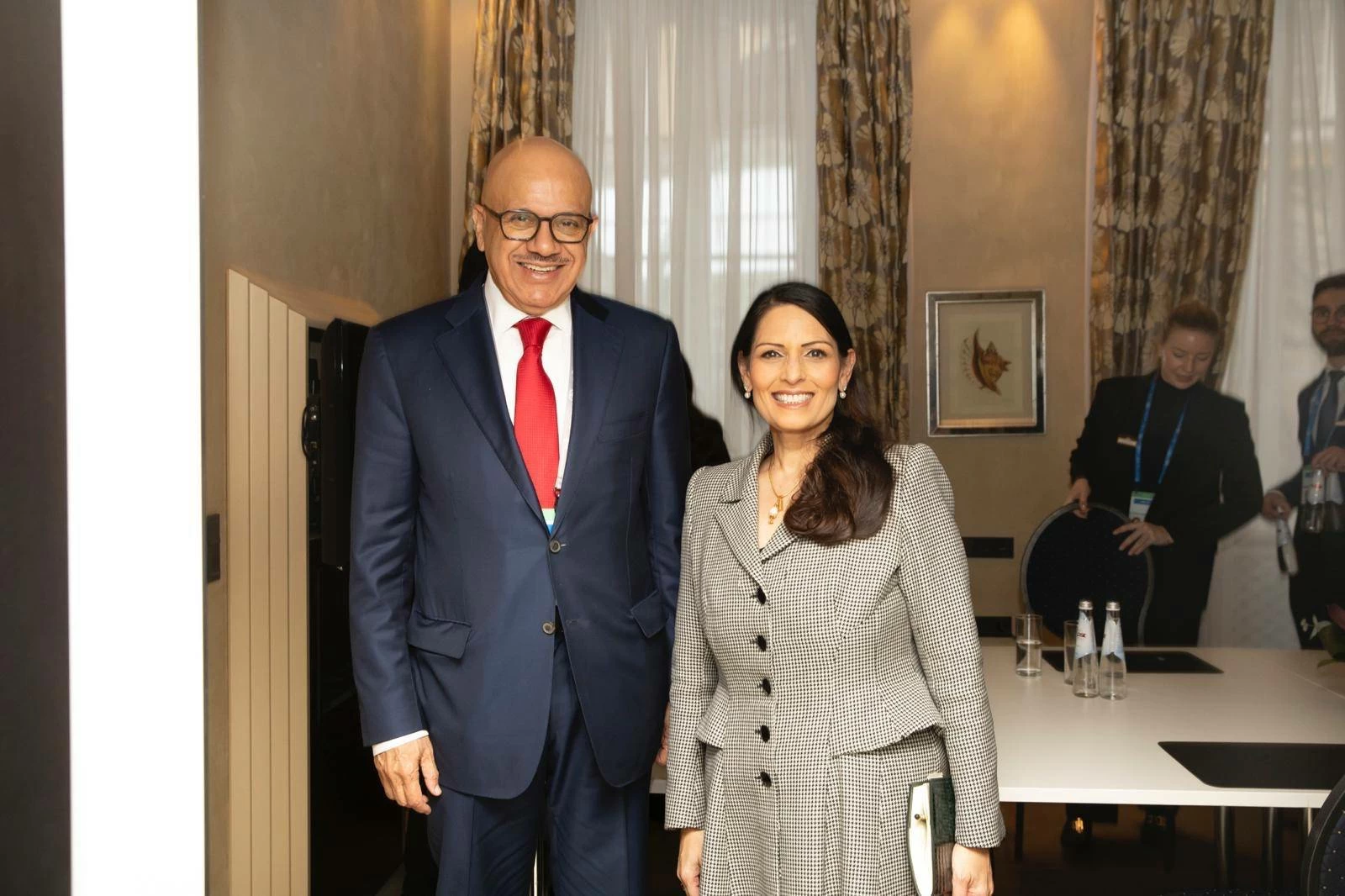 وزير الخارجية يلتقي مع وزيرة الخارجية في حكومة الظل البريطانية