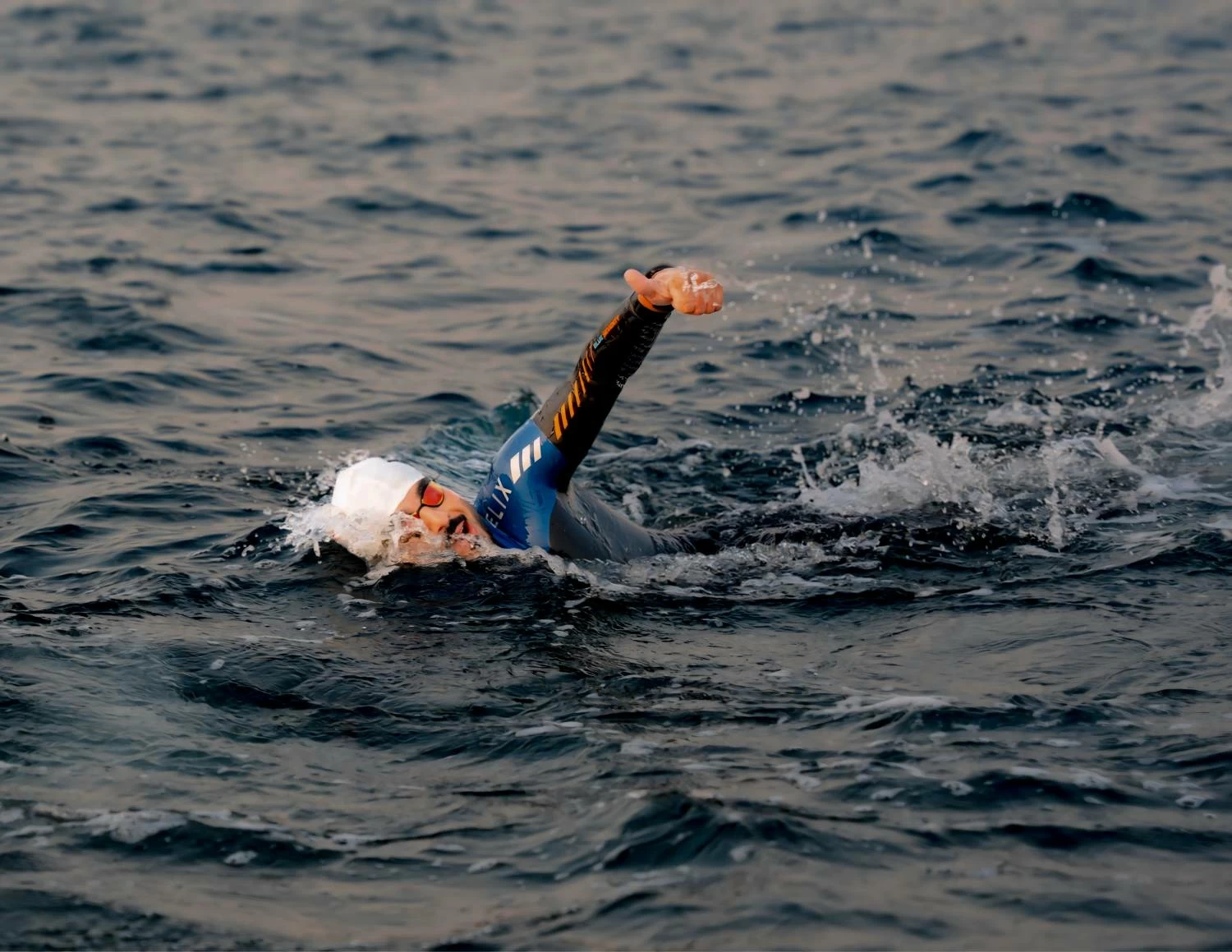 فريق تحدي خالد بن حمد للسباحة يقطع مسافة 44.5 كيلومترا من السعودية للبحرين