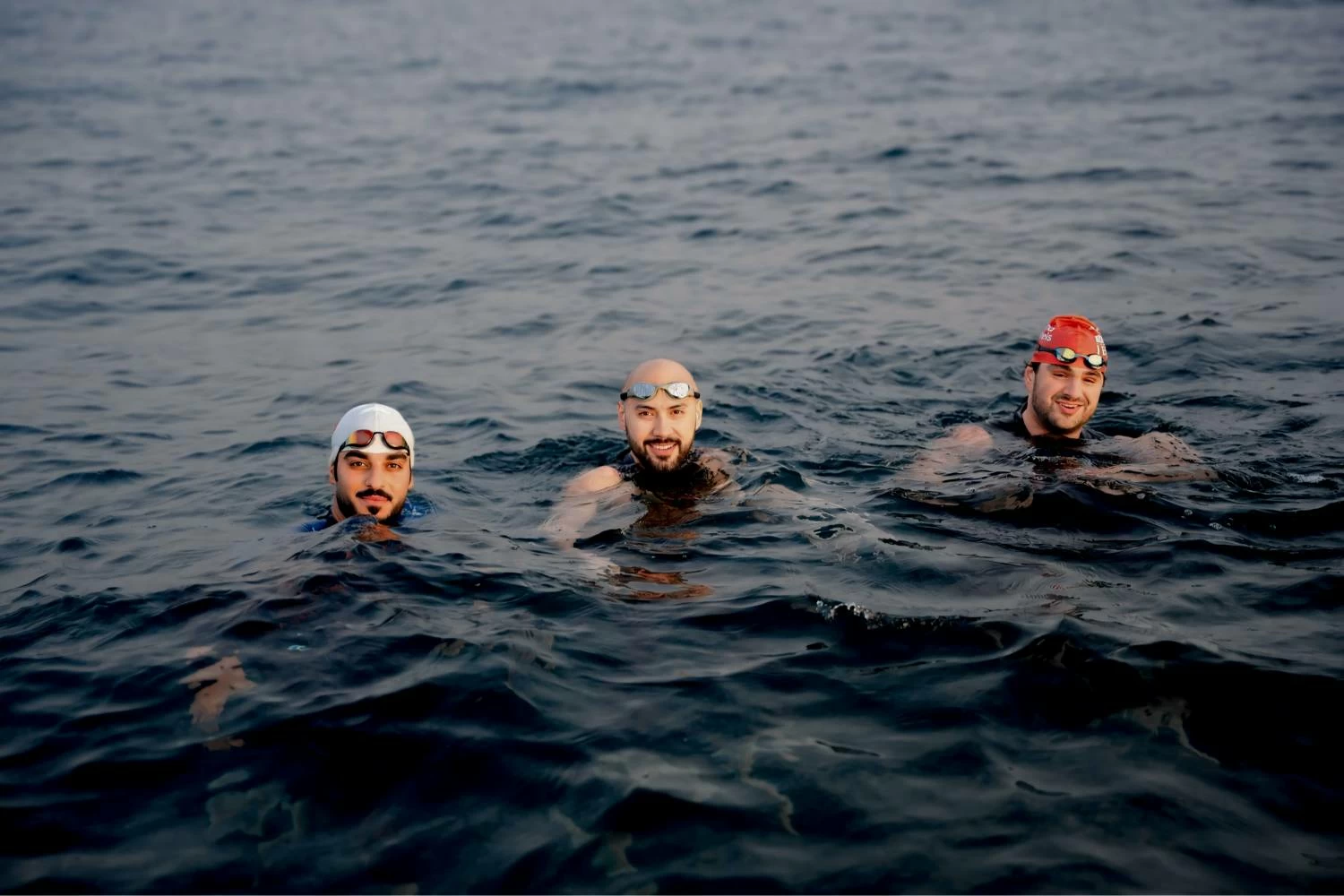 فريق تحدي خالد بن حمد للسباحة يقطع مسافة 44.5 كيلومترا من السعودية للبحرين