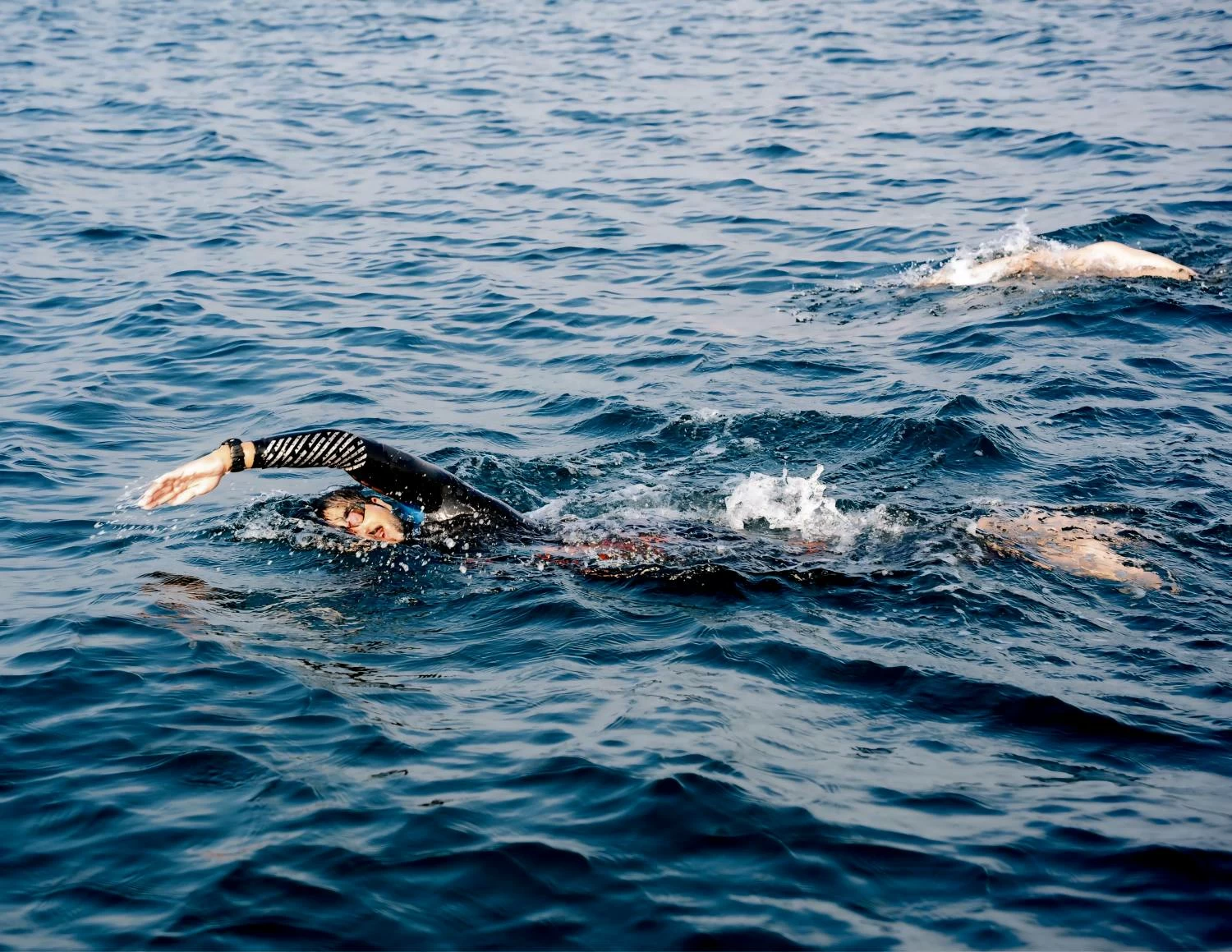 فريق تحدي خالد بن حمد للسباحة يقطع مسافة 44.5 كيلومترا من السعودية للبحرين