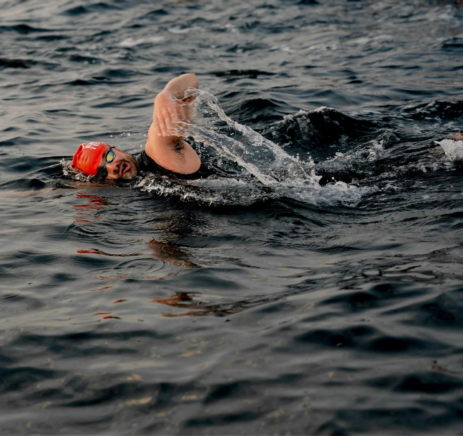 فريق تحدي خالد بن حمد للسباحة يقطع مسافة 44.5 كيلومترا من السعودية للبحرين