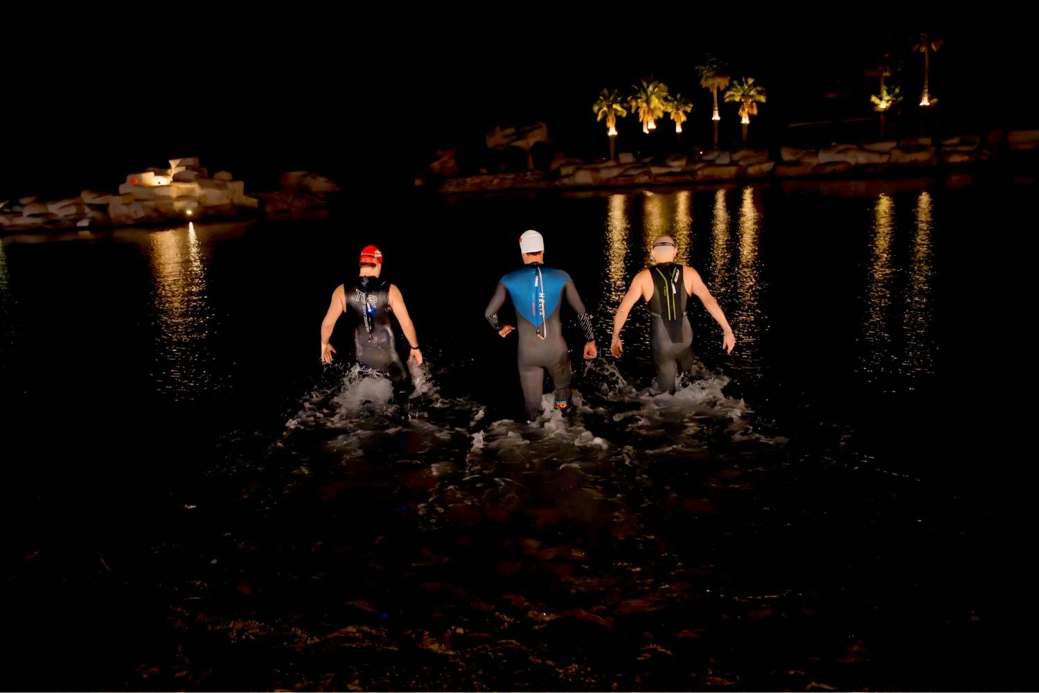 فريق تحدي خالد بن حمد للسباحة يقطع مسافة 44.5 كيلومترا من السعودية للبحرين