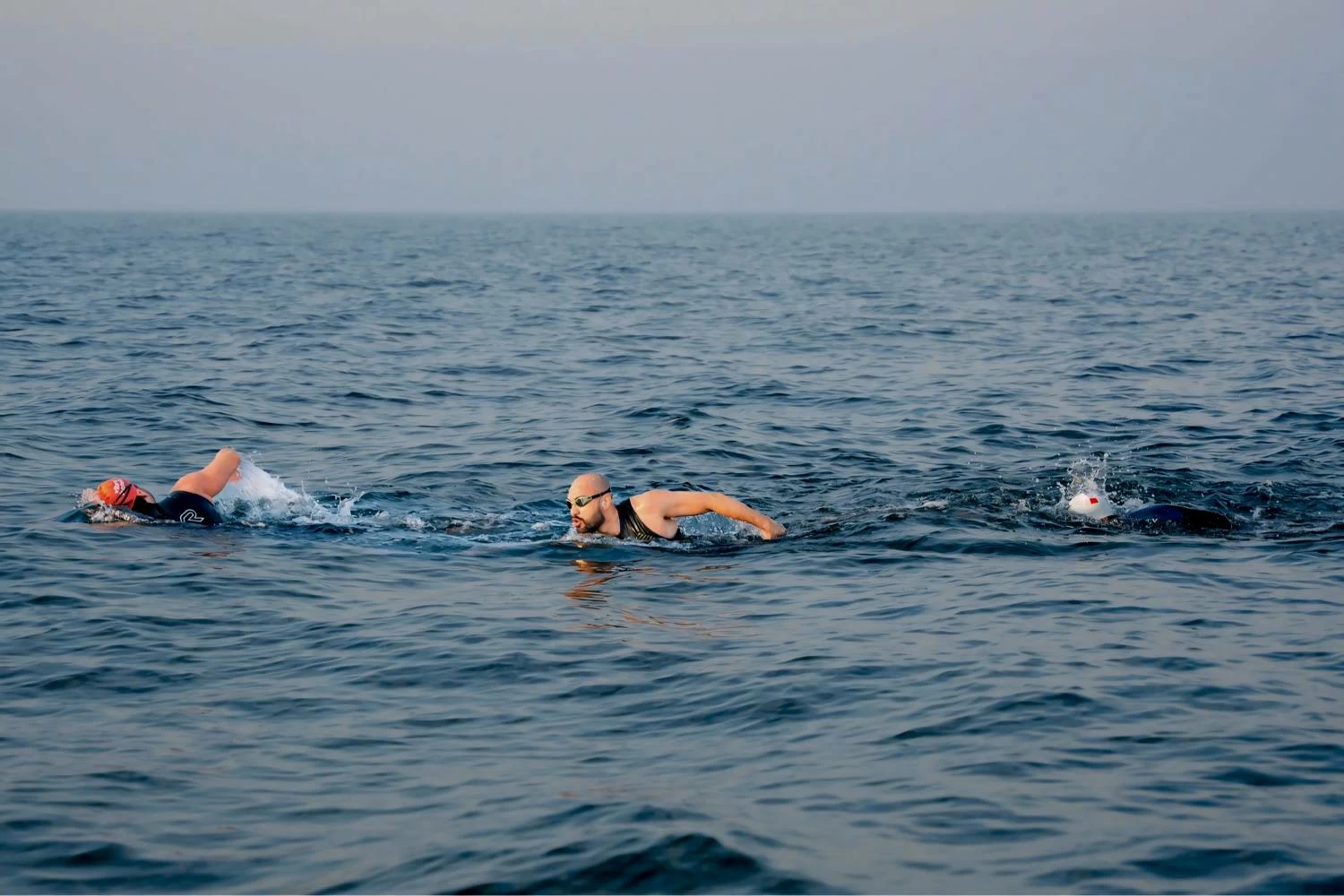 فريق تحدي خالد بن حمد للسباحة يقطع مسافة 44.5 كيلومترا من السعودية للبحرين