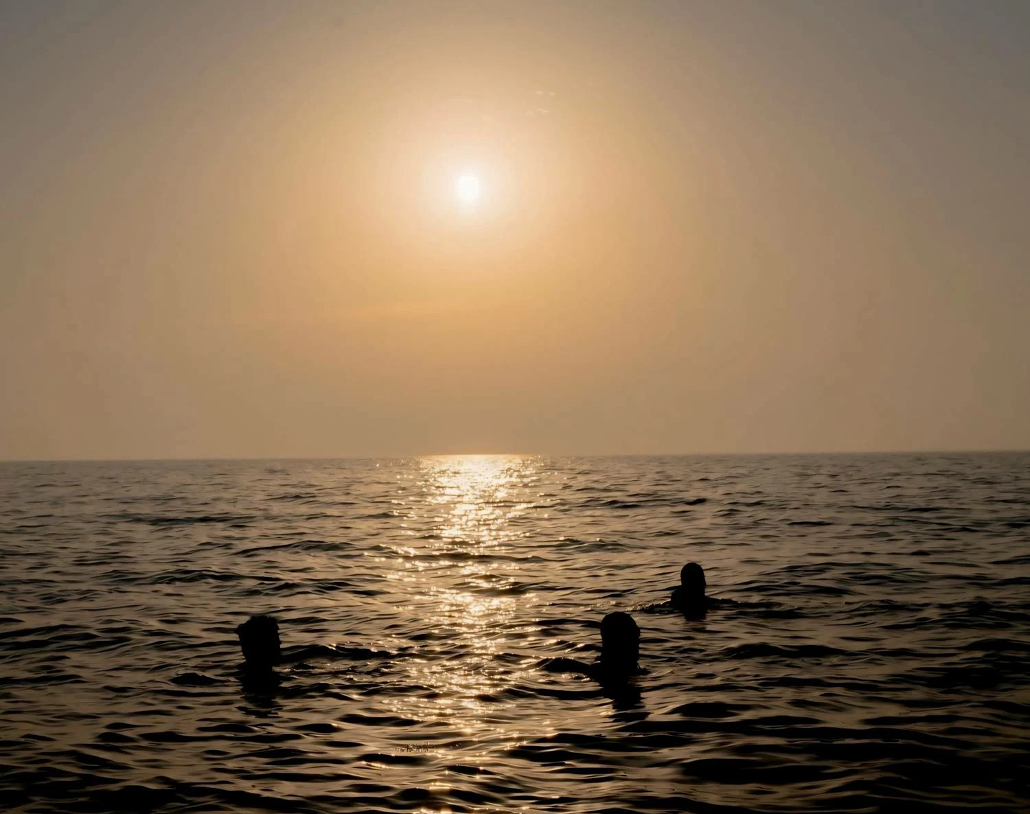 فريق تحدي خالد بن حمد للسباحة يقطع مسافة 44.5 كيلومترا من السعودية للبحرين