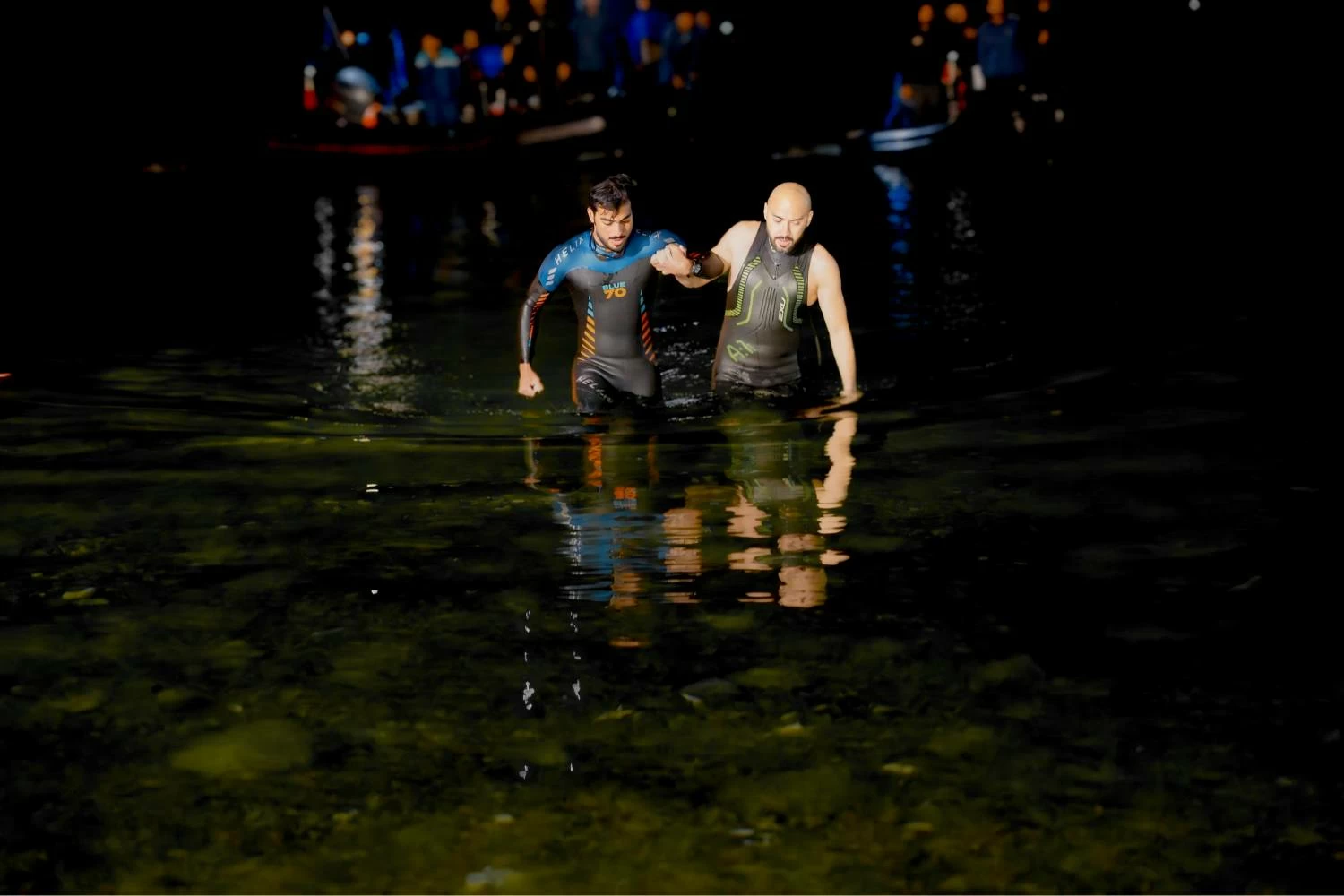 فريق تحدي خالد بن حمد للسباحة يقطع مسافة 44.5 كيلومترا من السعودية للبحرين