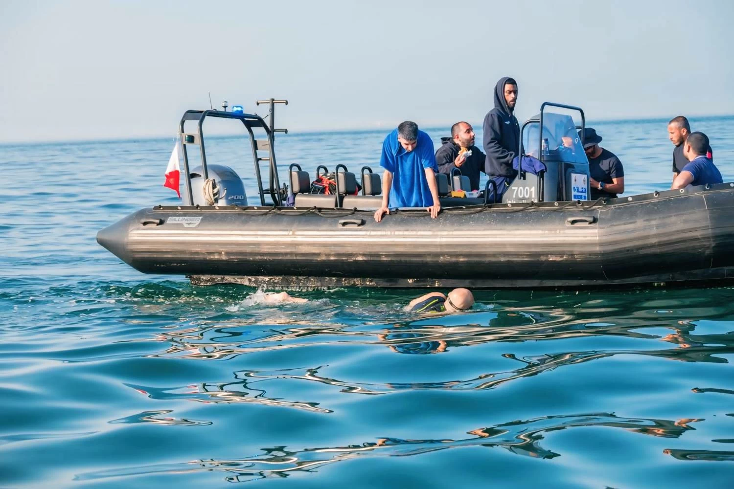 فريق تحدي خالد بن حمد للسباحة يقطع مسافة 44.5 كيلومترا من السعودية للبحرين