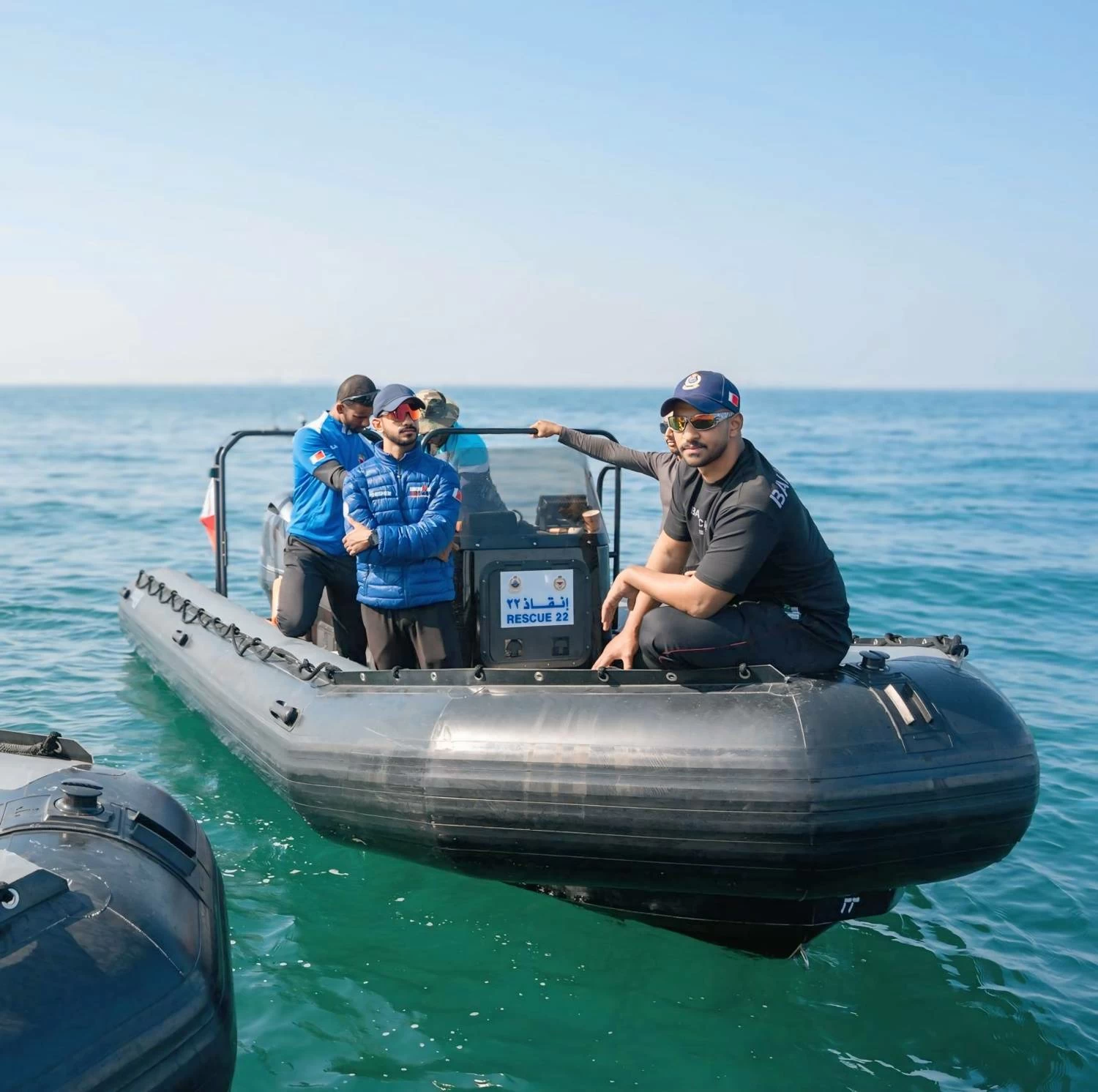 فريق تحدي خالد بن حمد للسباحة يقطع مسافة 44.5 كيلومترا من السعودية للبحرين