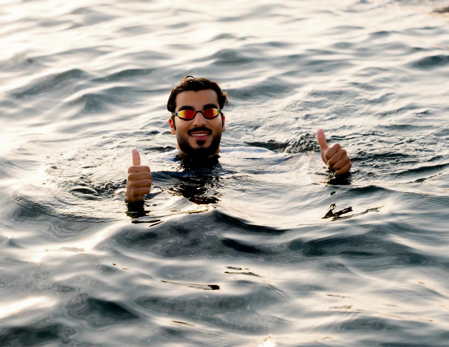 فريق تحدي خالد بن حمد للسباحة يقطع مسافة 44.5 كيلومترا من السعودية للبحرين