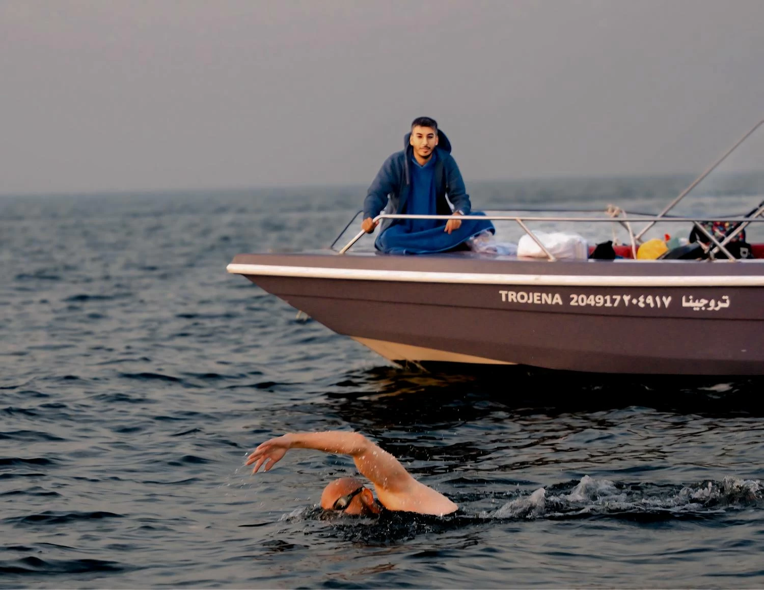 فريق تحدي خالد بن حمد للسباحة يقطع مسافة 44.5 كيلومترا من السعودية للبحرين