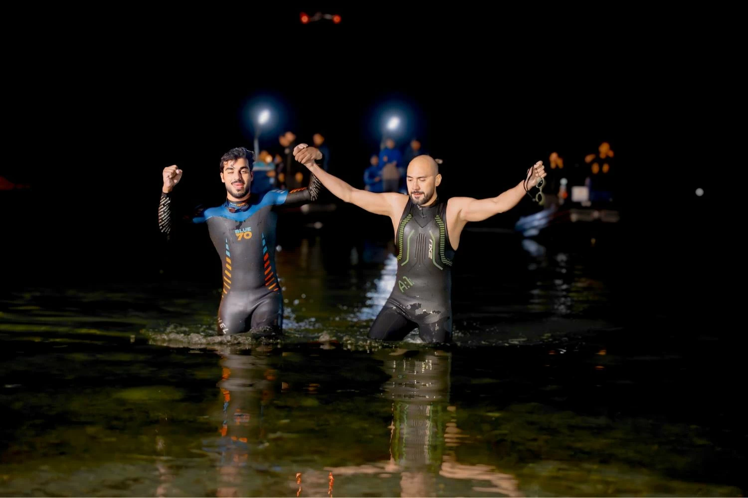 فريق تحدي خالد بن حمد للسباحة يقطع مسافة 44.5 كيلومترا من السعودية للبحرين