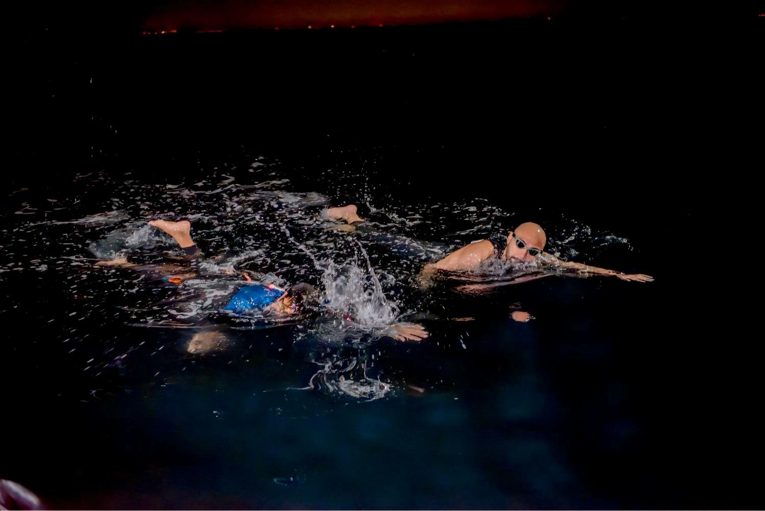 فريق تحدي خالد بن حمد للسباحة يقطع مسافة 44.5 كيلومترا من السعودية للبحرين