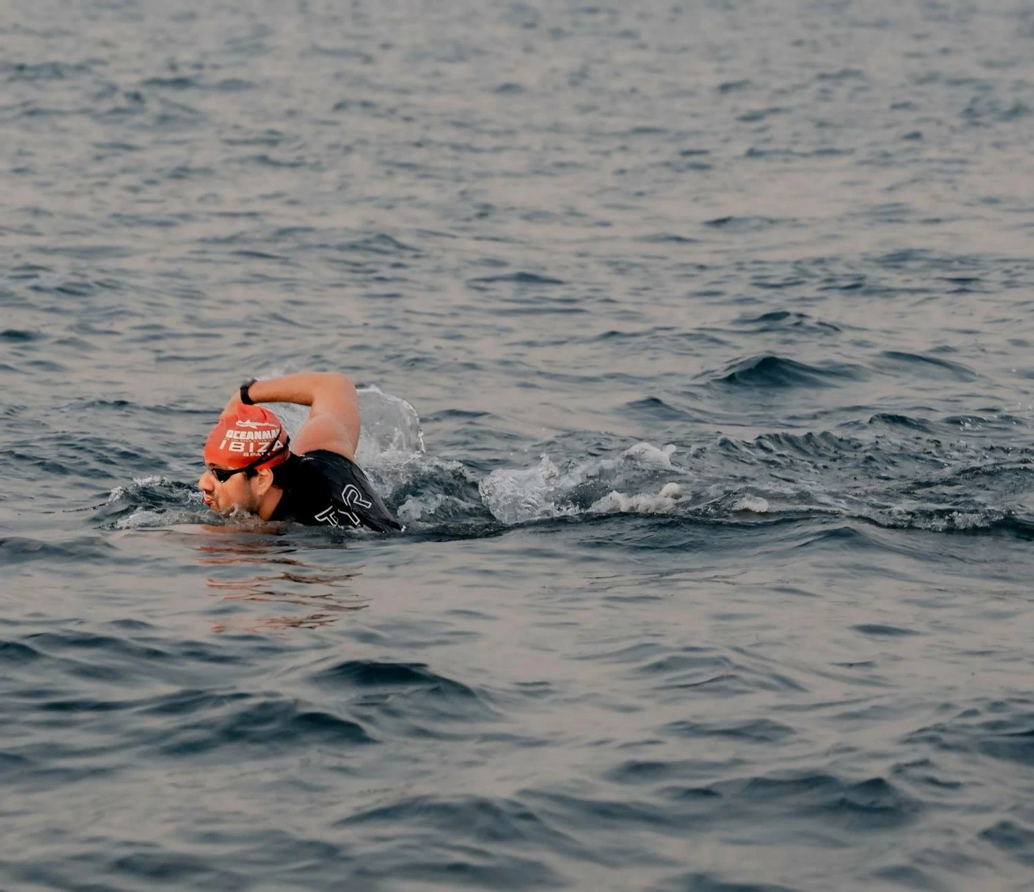 فريق تحدي خالد بن حمد للسباحة يقطع مسافة 44.5 كيلومترا من السعودية للبحرين