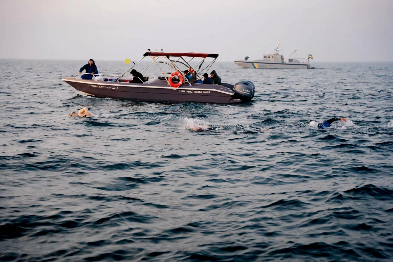 فريق تحدي خالد بن حمد للسباحة يقطع مسافة 44.5 كيلومترا من السعودية للبحرين