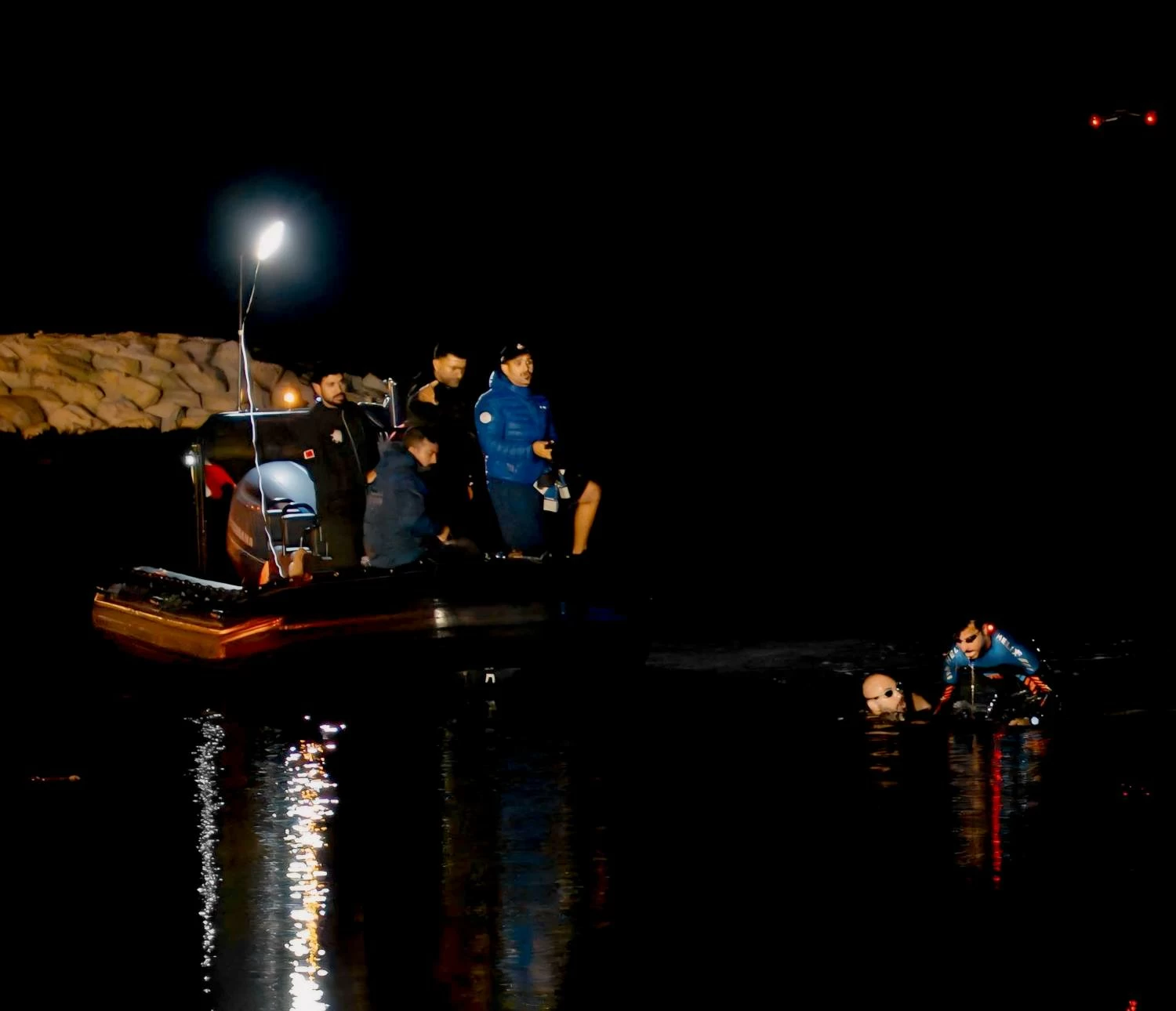 فريق تحدي خالد بن حمد للسباحة يقطع مسافة 44.5 كيلومترا من السعودية للبحرين