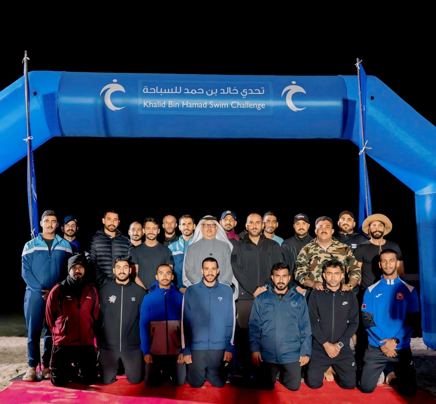 فريق تحدي خالد بن حمد للسباحة يقطع مسافة 44.5 كيلومترا من السعودية للبحرين