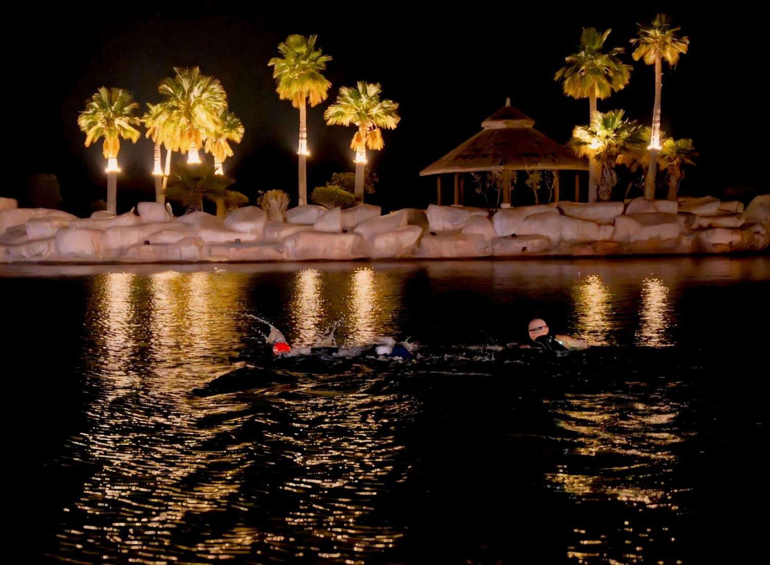 فريق تحدي خالد بن حمد للسباحة يقطع مسافة 44.5 كيلومترا من السعودية للبحرين